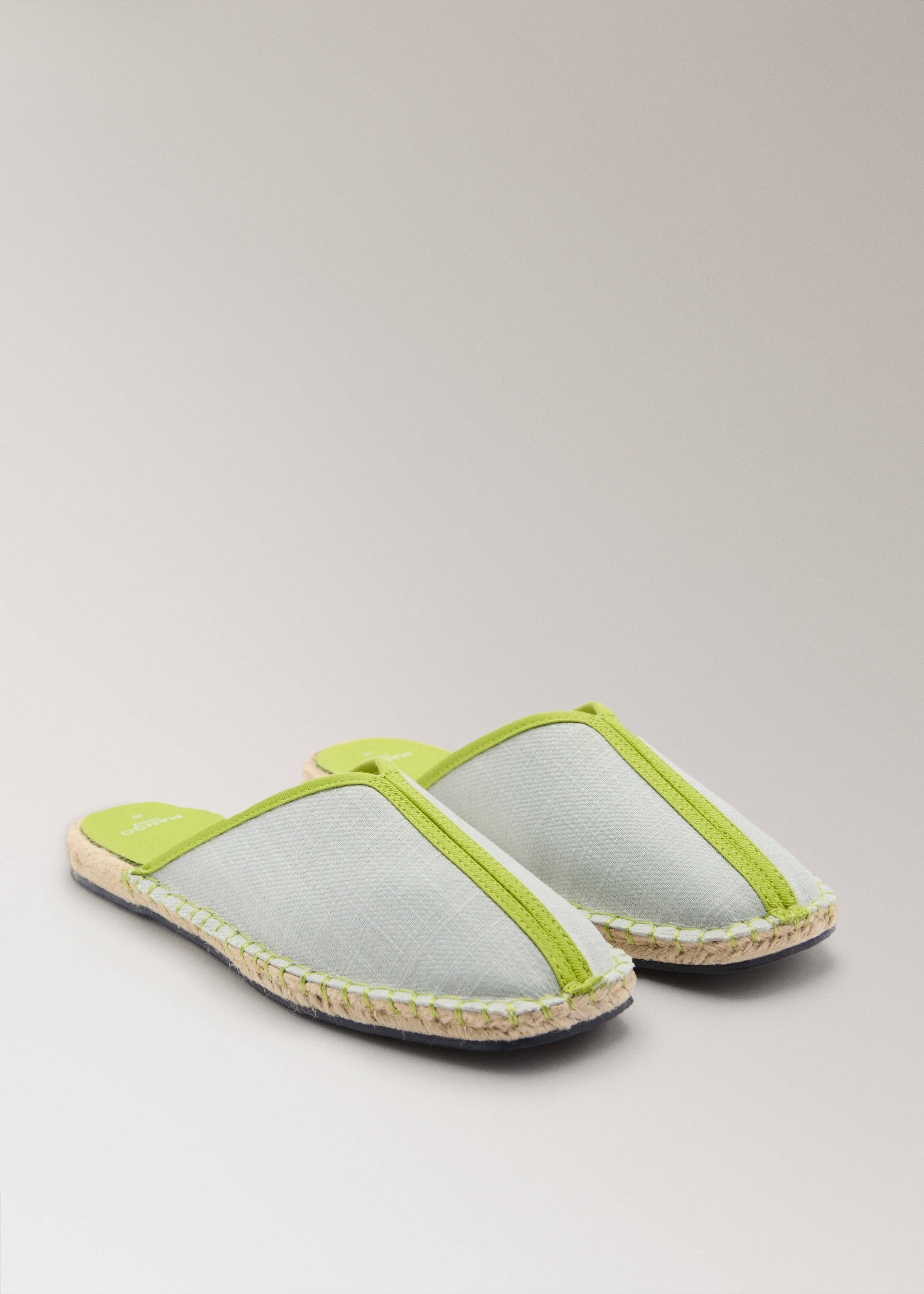 Текстильные шлепанцы с контрастной деталью - Средний план