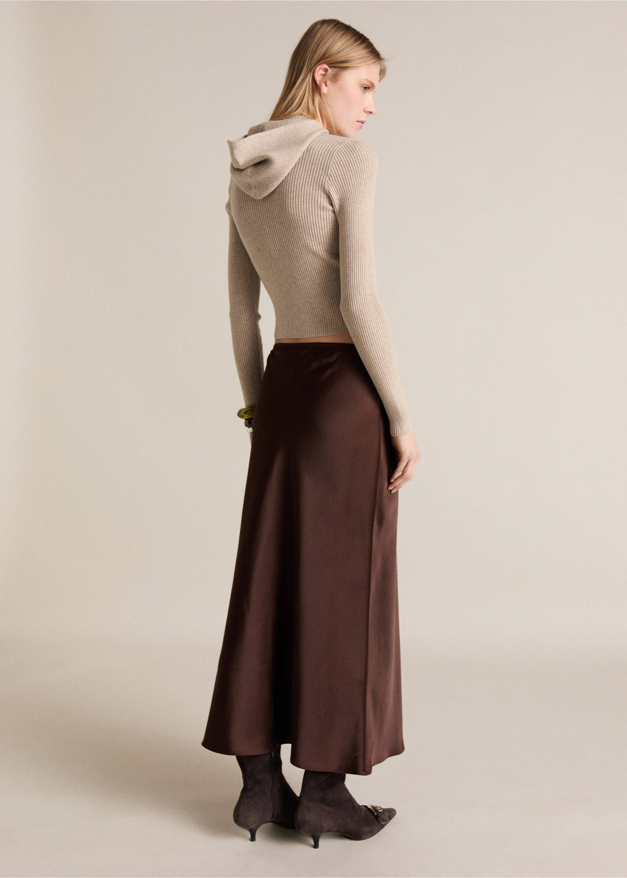 Vista trasera de un jersey de punto con capucha beige de canalé combinado con una falda marrón., Gris claro/pastel. Ref: 87024073-00.