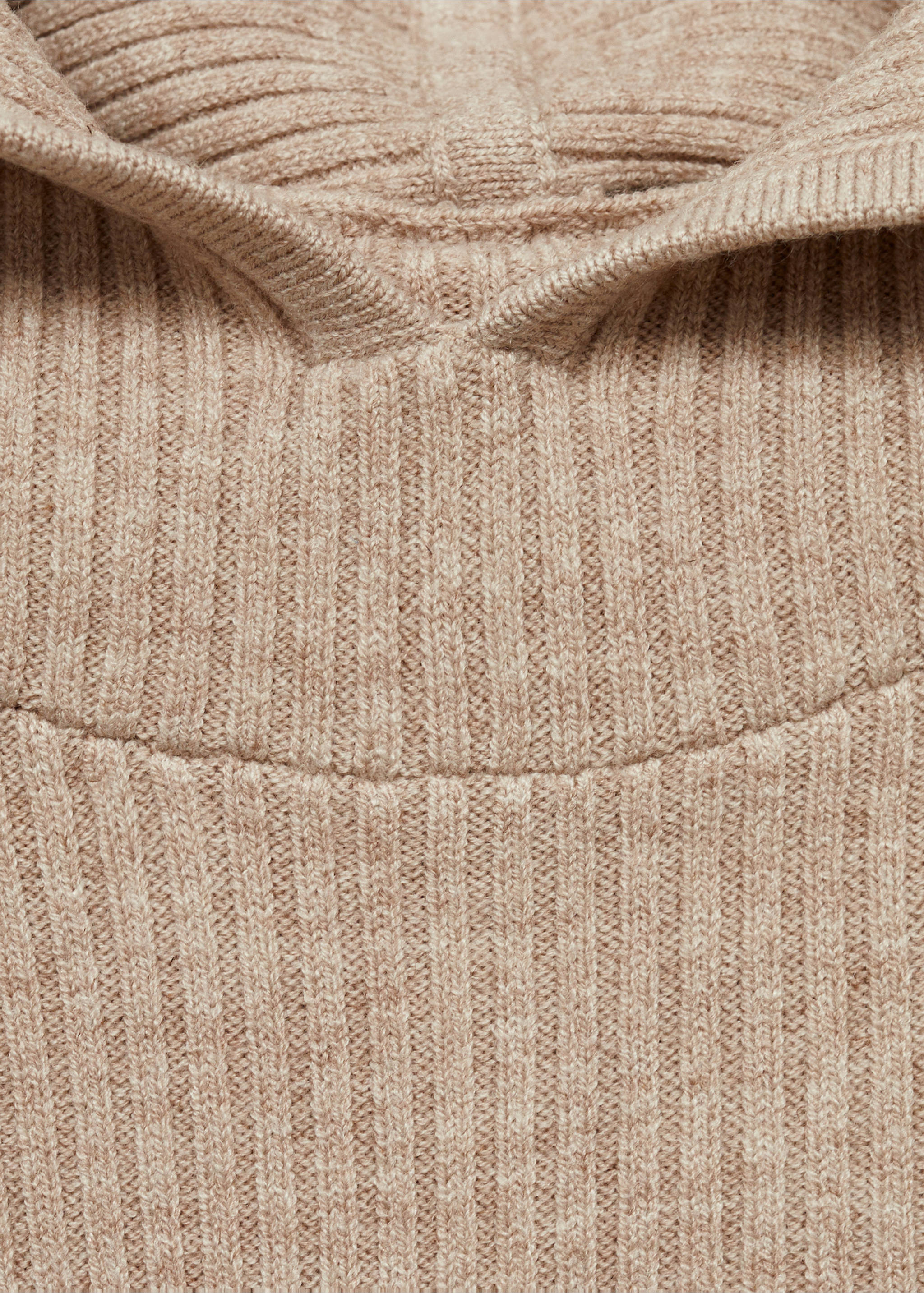 Primer plano del cuello de un jersey de punto canalé beige., Gris claro/pastel. Ref: 87024073-00.