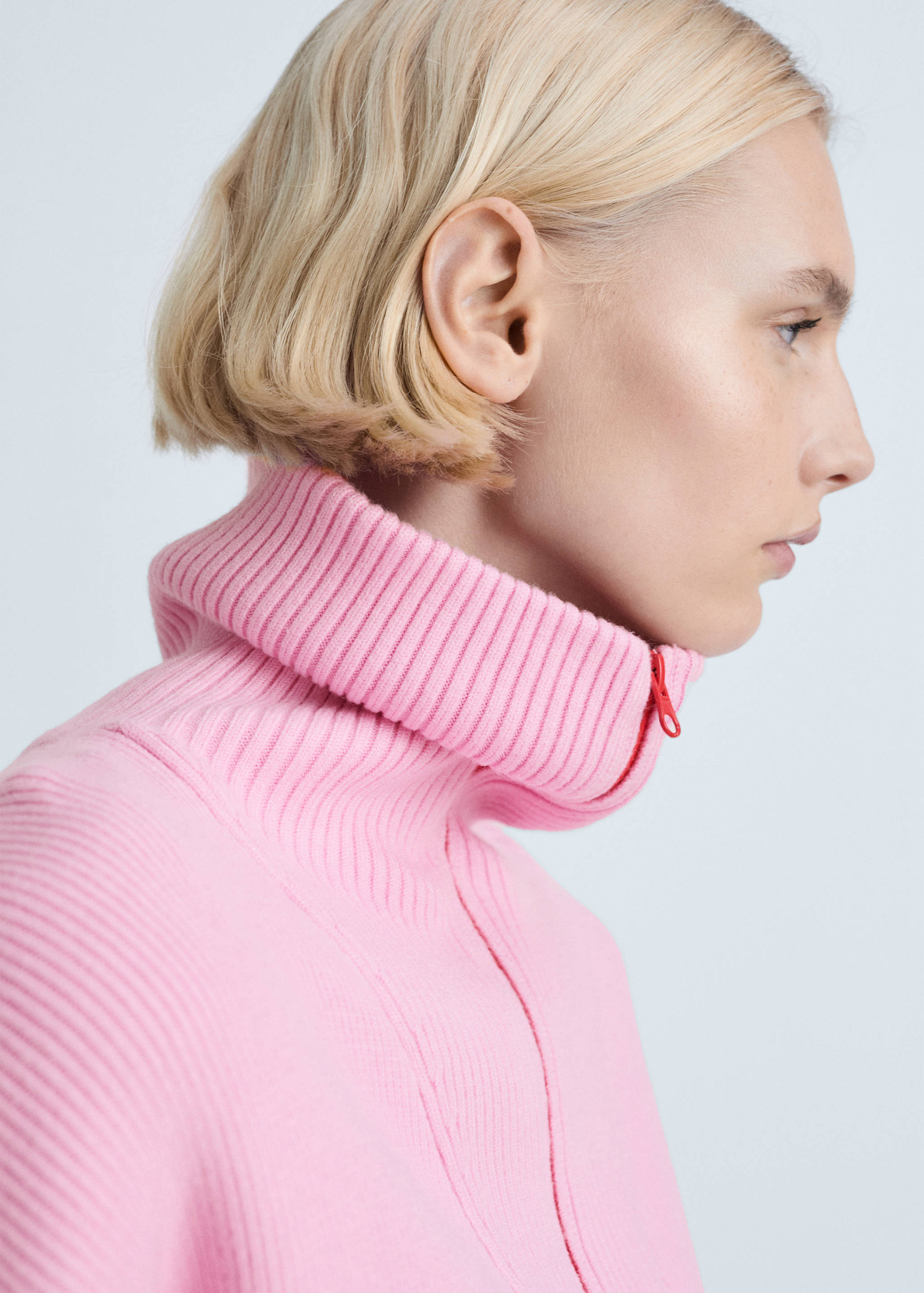 Contrasting knitted sweater with zip - Details of the article 1