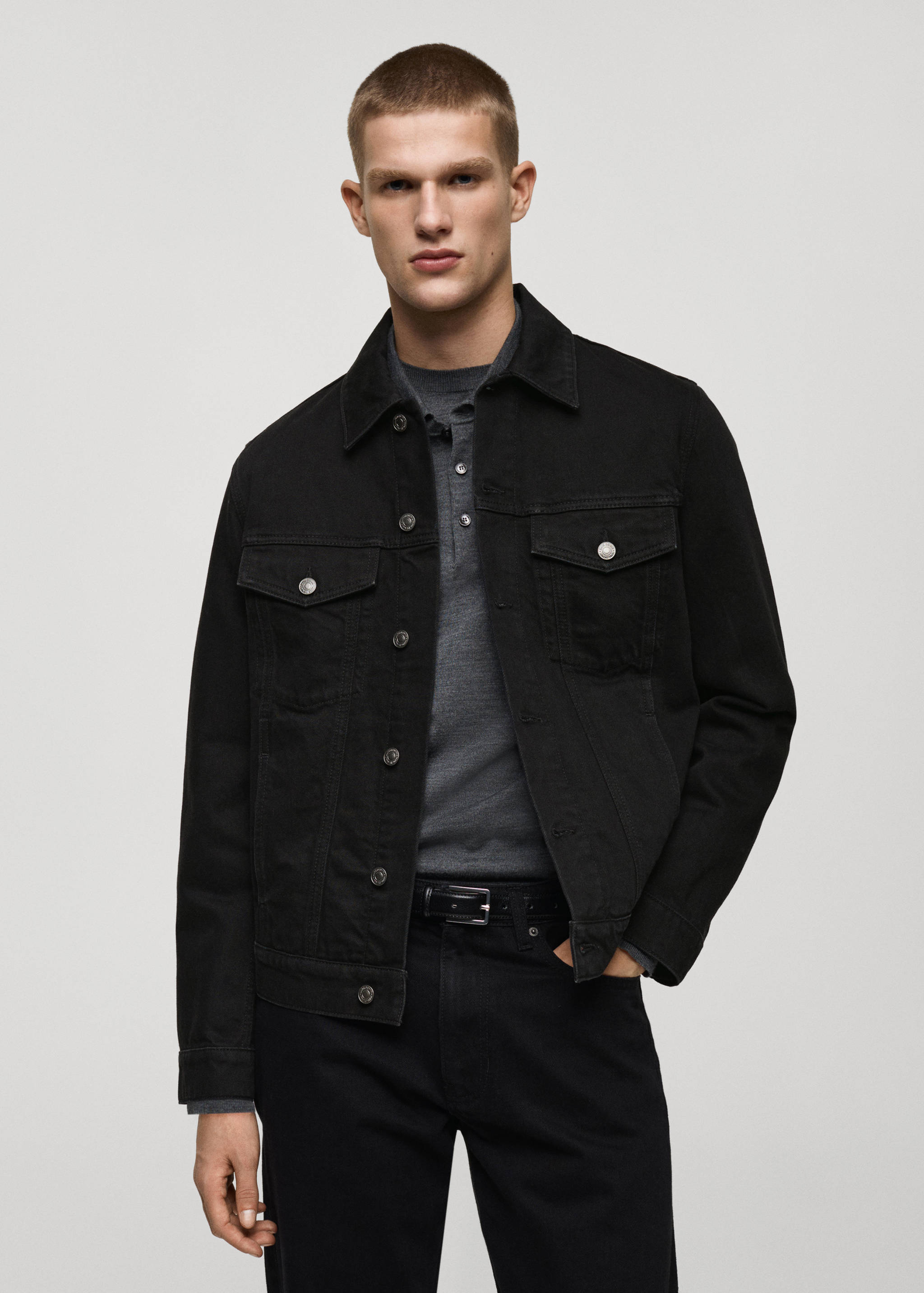 Cazadora vaquera bolsillos - Plano medio