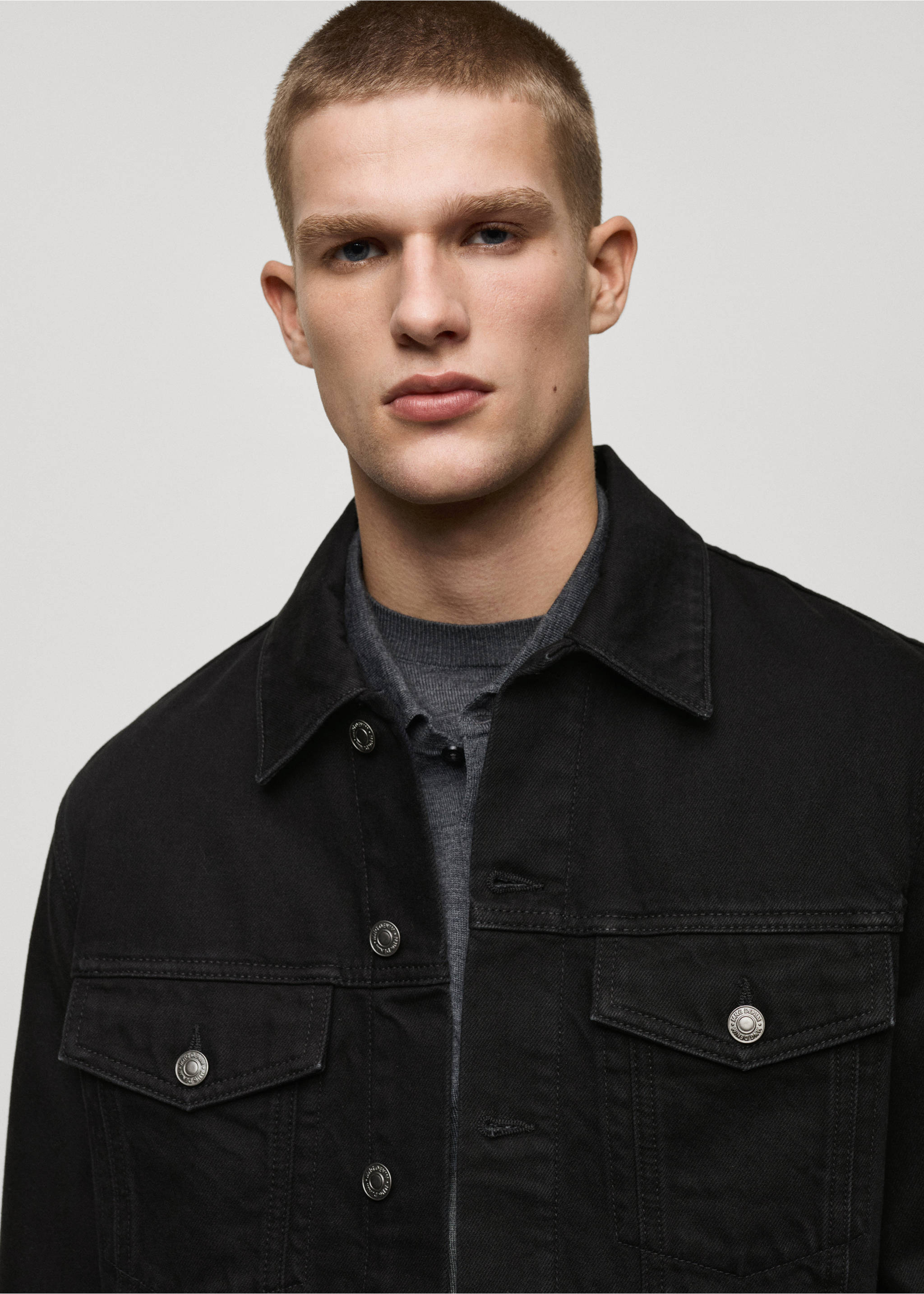 Denim jacket pockets - Details of the article 1, Black denim. Ref: 87024398-00.