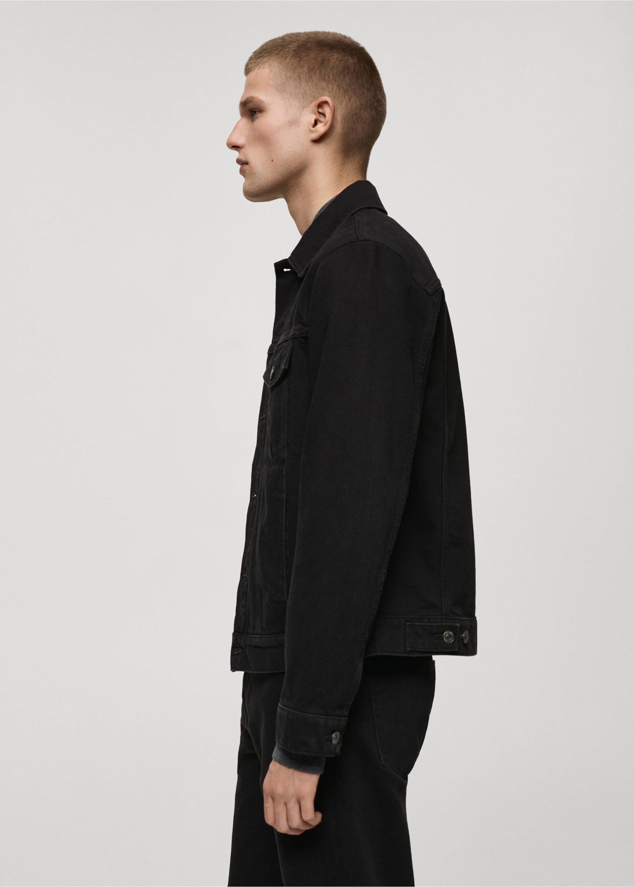 Denim jacket pockets - Details of the article 2, Black denim. Ref: 87024398-00.