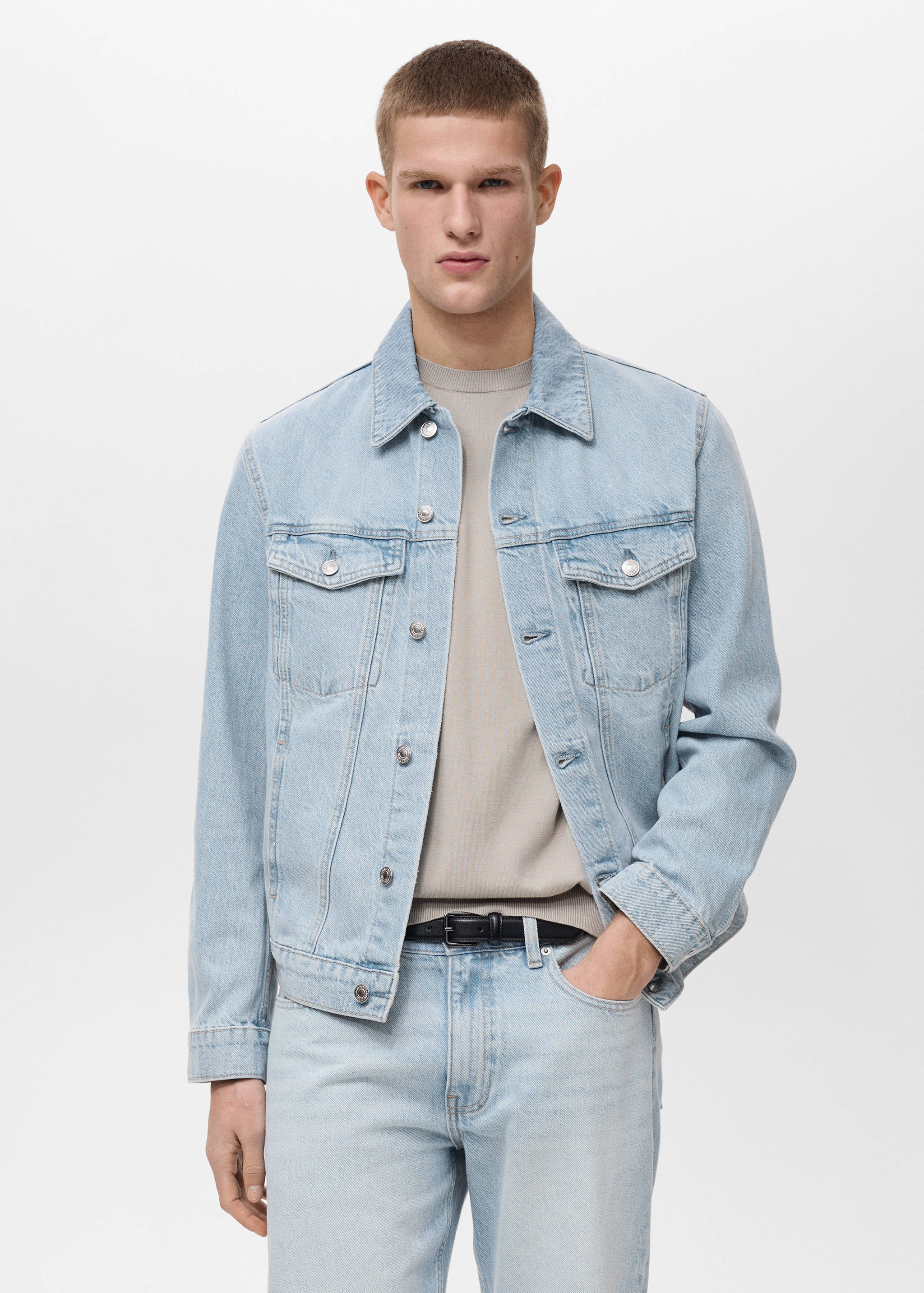 Blouson en jean poches - Plan moyen