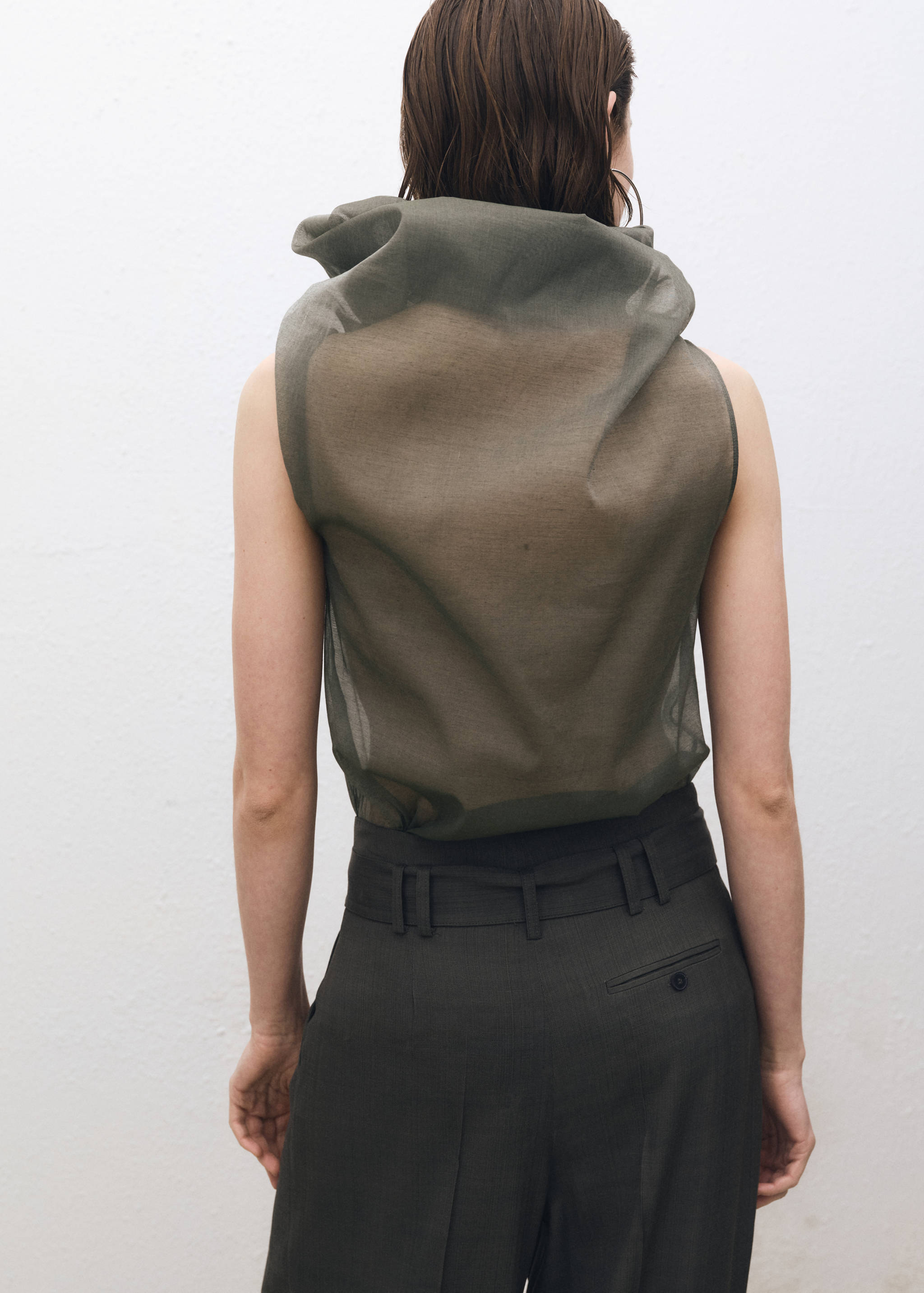 Silk blouse with asymmetrical neckline - Reverse of the article