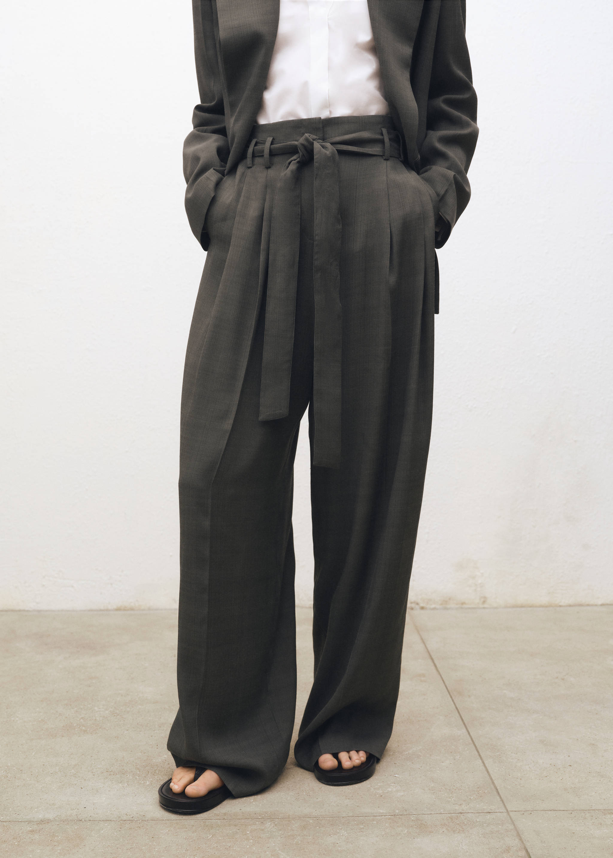 Pantalón traje pinzas cinturón - Plano medio