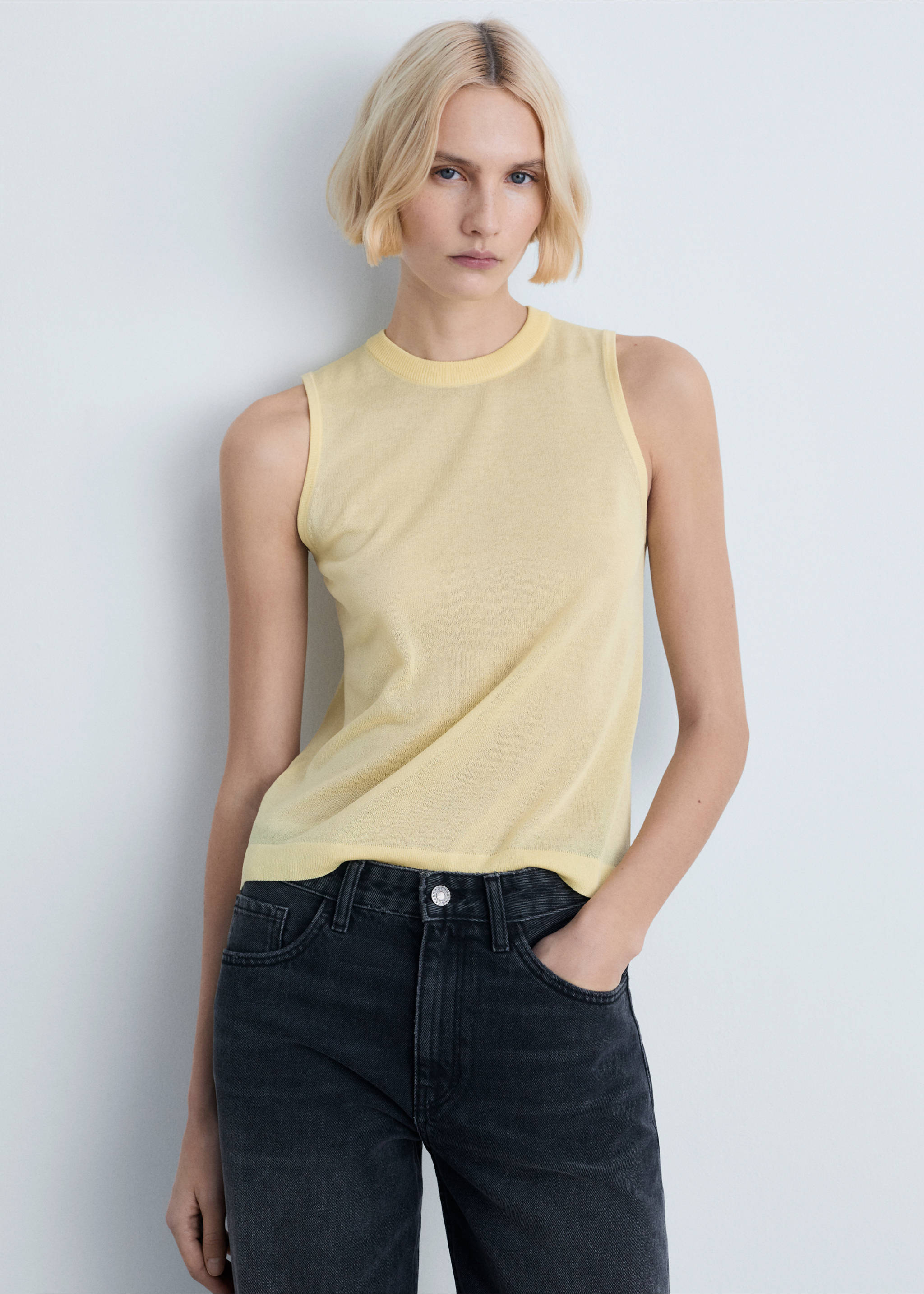 Sleeveless knitted top - Medium plane, Yellow. Ref: 87024791-00.