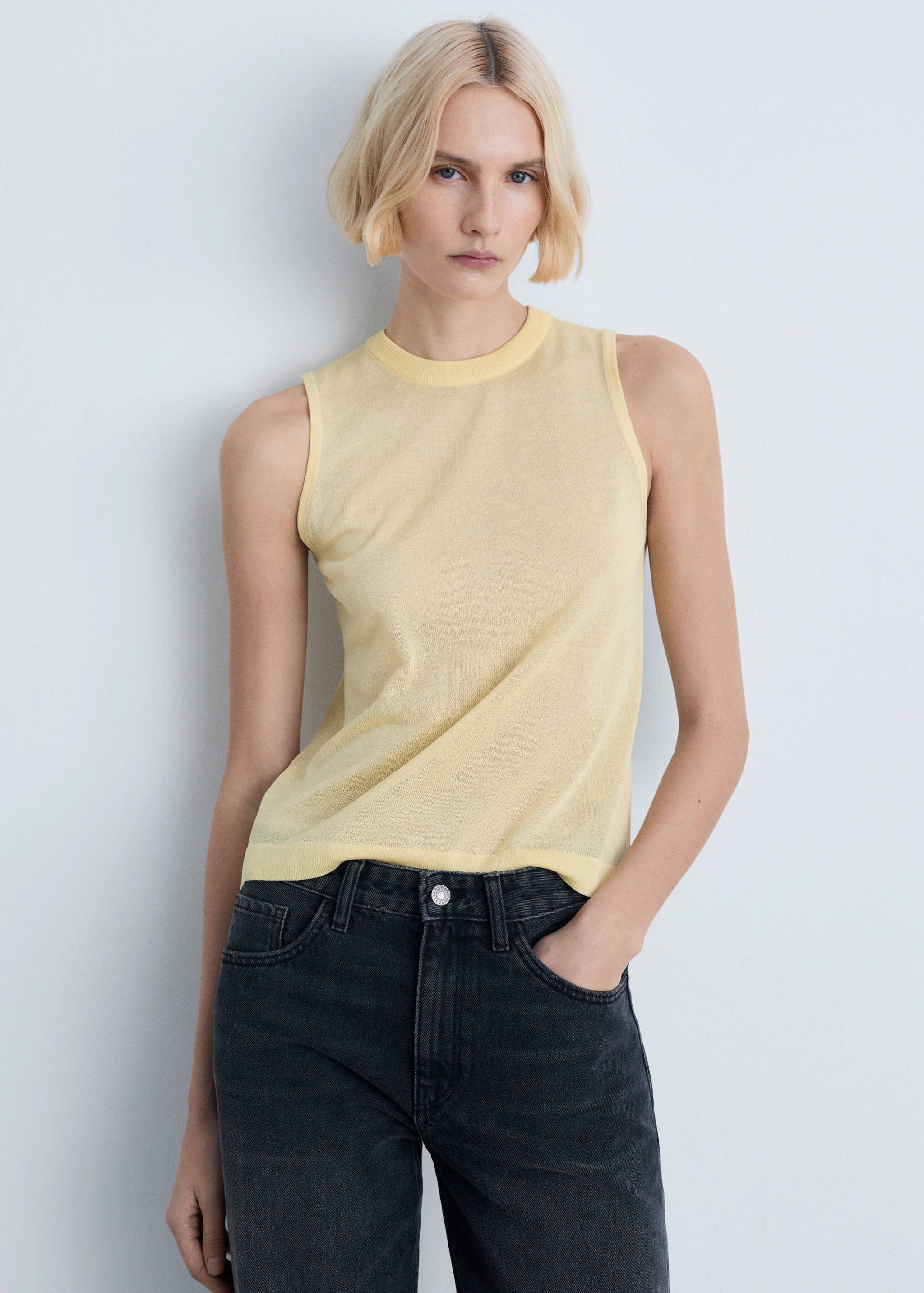 Sleeveless knitted top - Medium plane