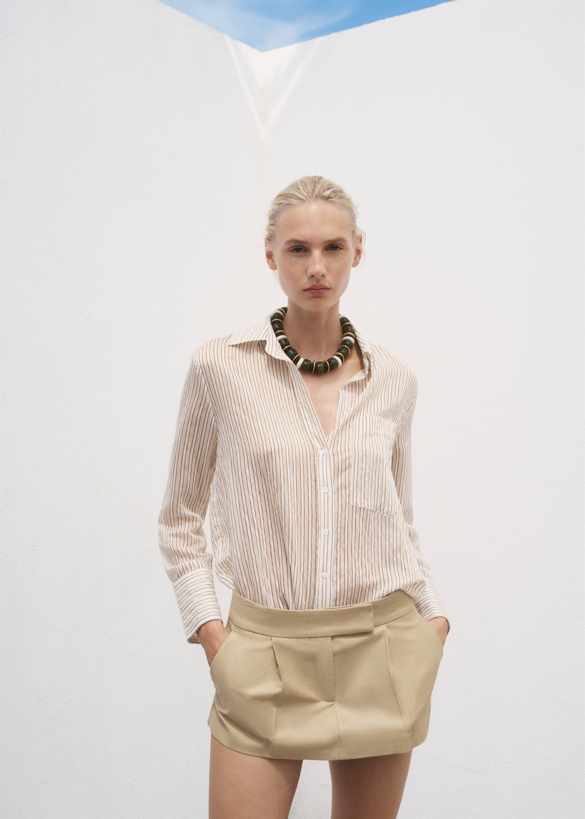 Chemise semi-transparente rayures - Plan moyen