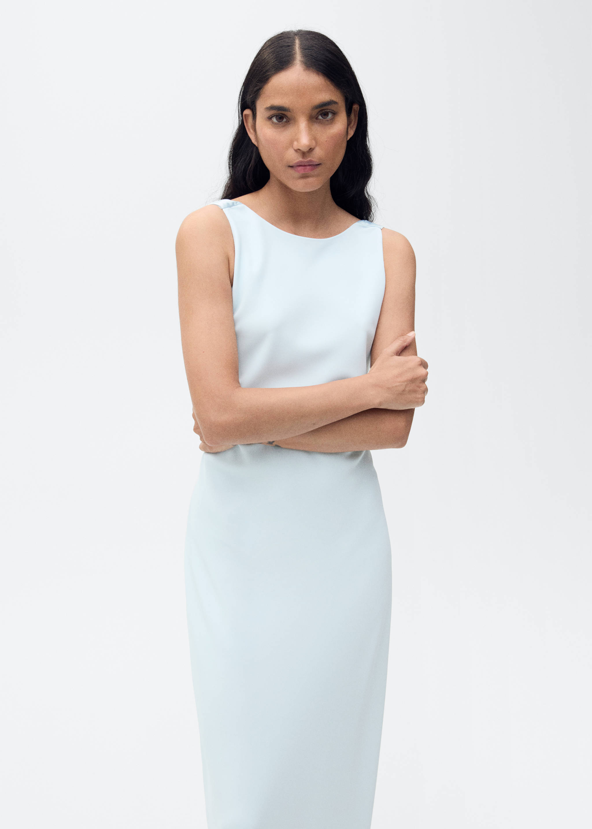 Vestido satinado espalda drapeada - Plano medio