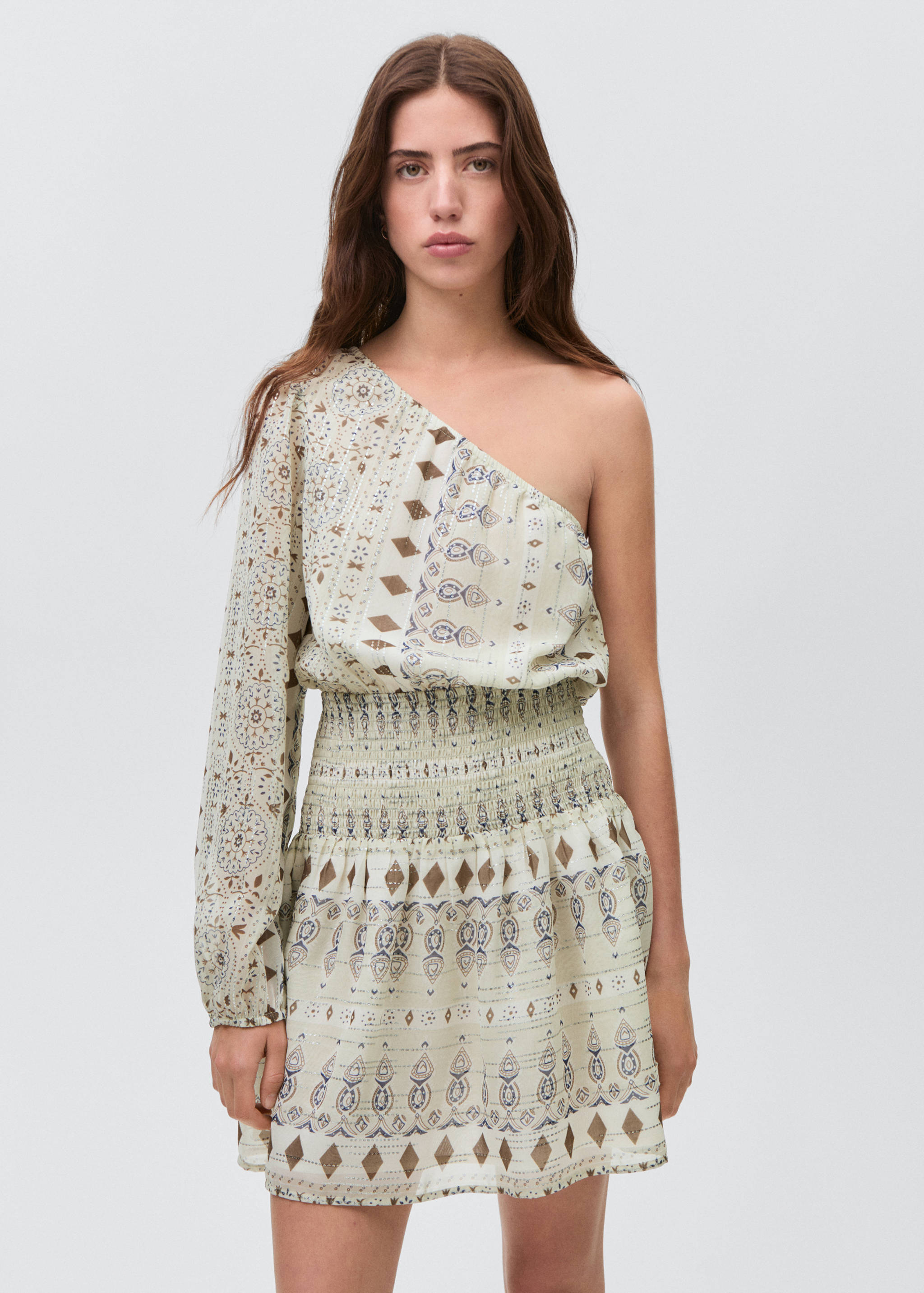 Vestido corto asimétrico - Plano medio