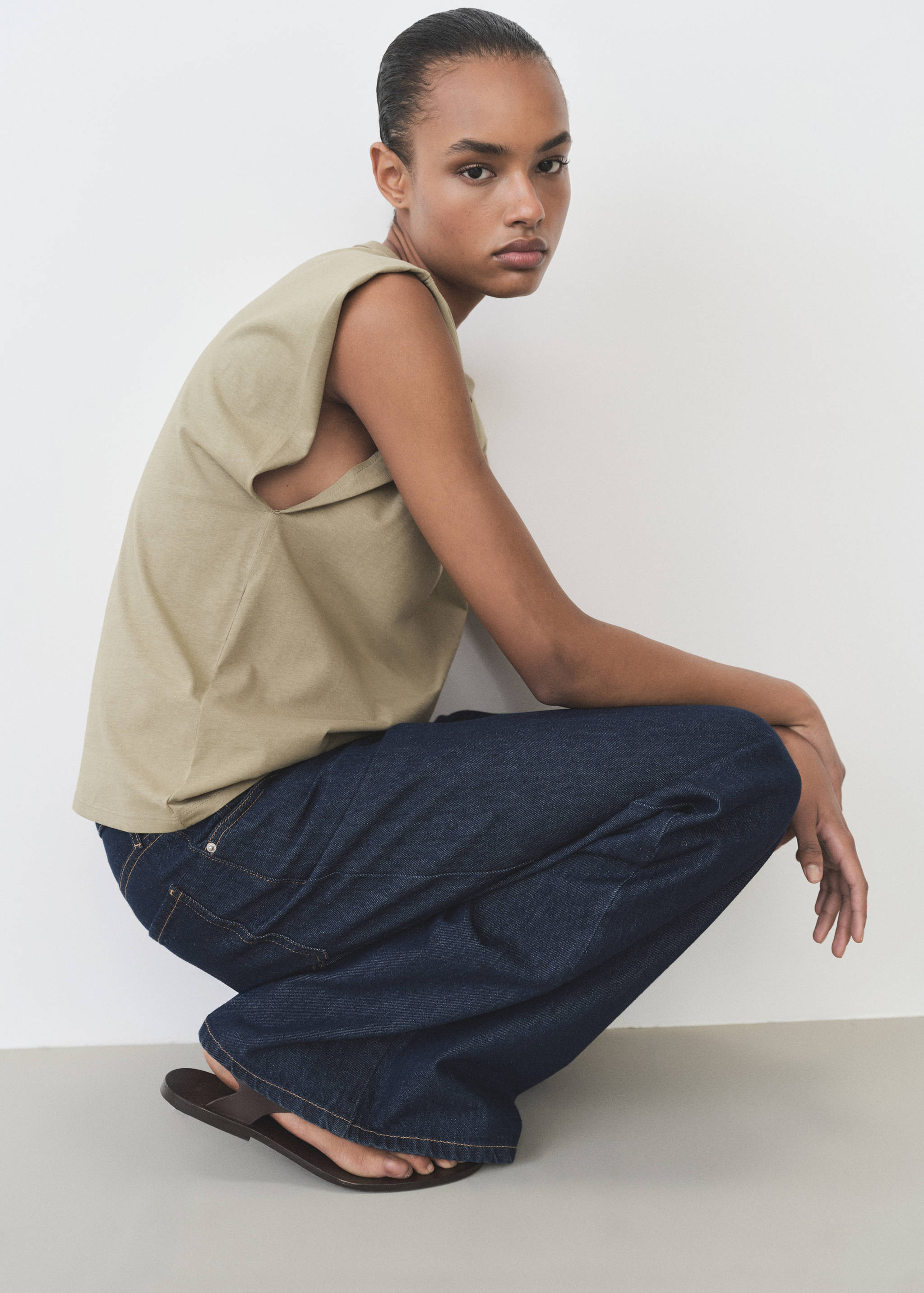 Short-sleeved cotton t-shirt - Details of the article 2