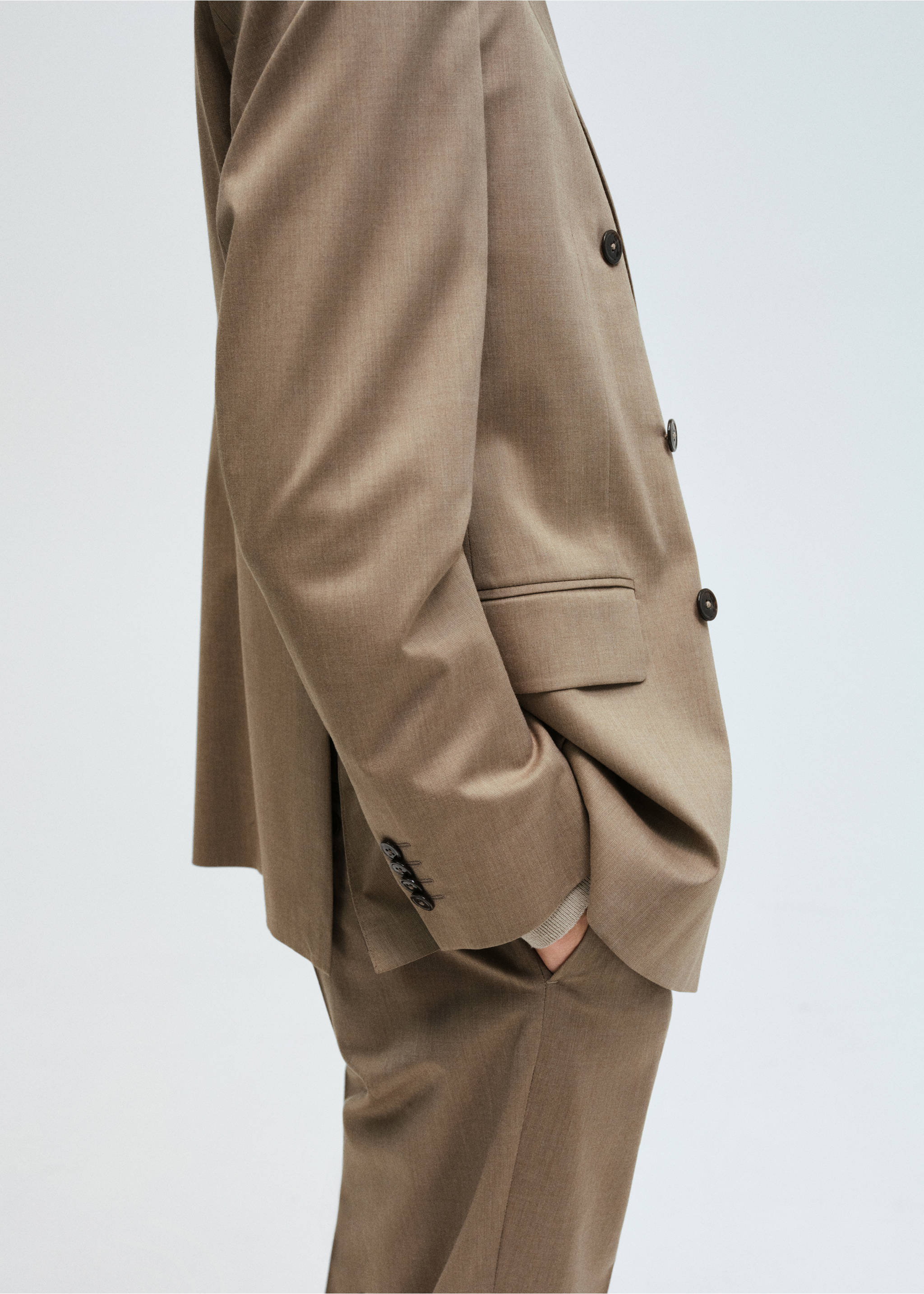 Taupe brown suit jacket in a tailored fit with dark front buttons., Medium Brown. Ref: 87025929-00.