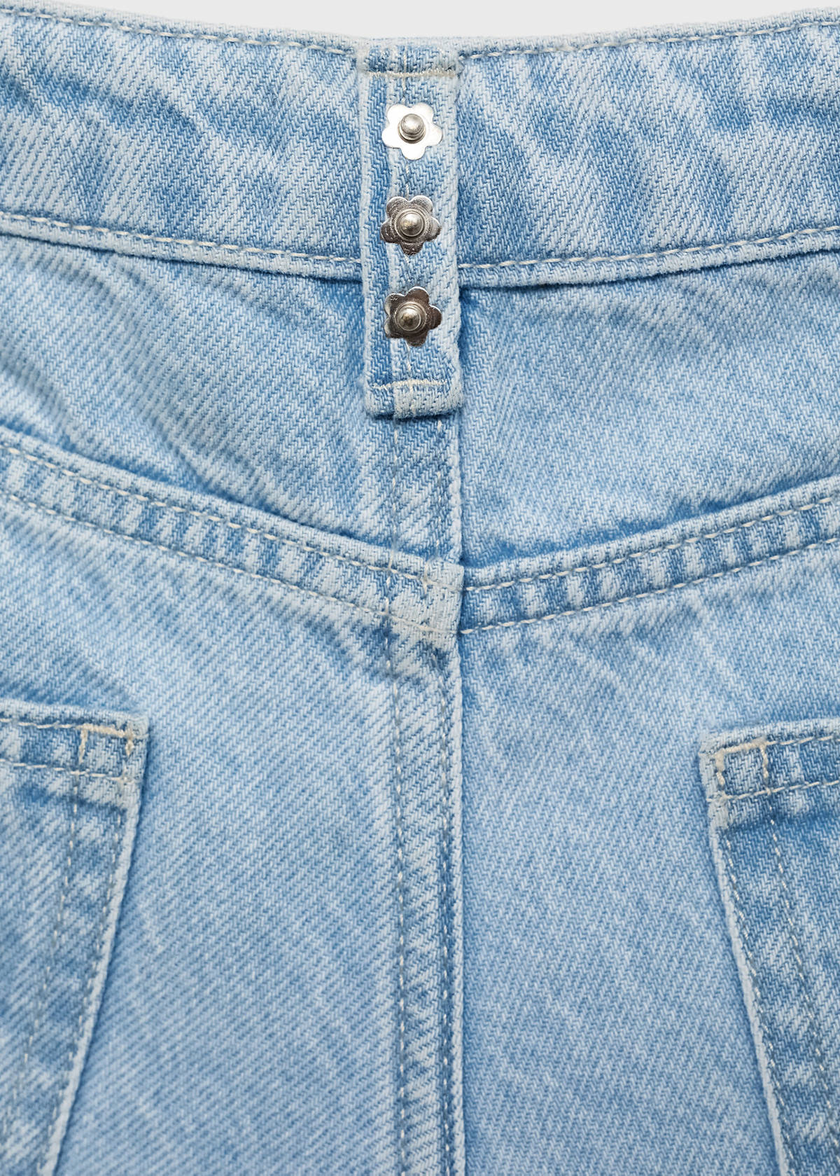 Studded denim shorts — Light Blue
