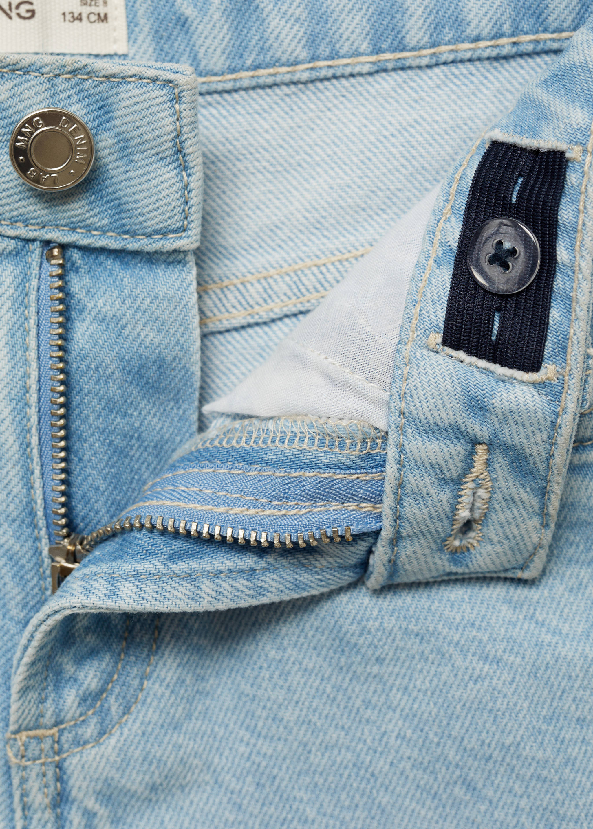 Denim shorts with frayed hem - Details of the article 8