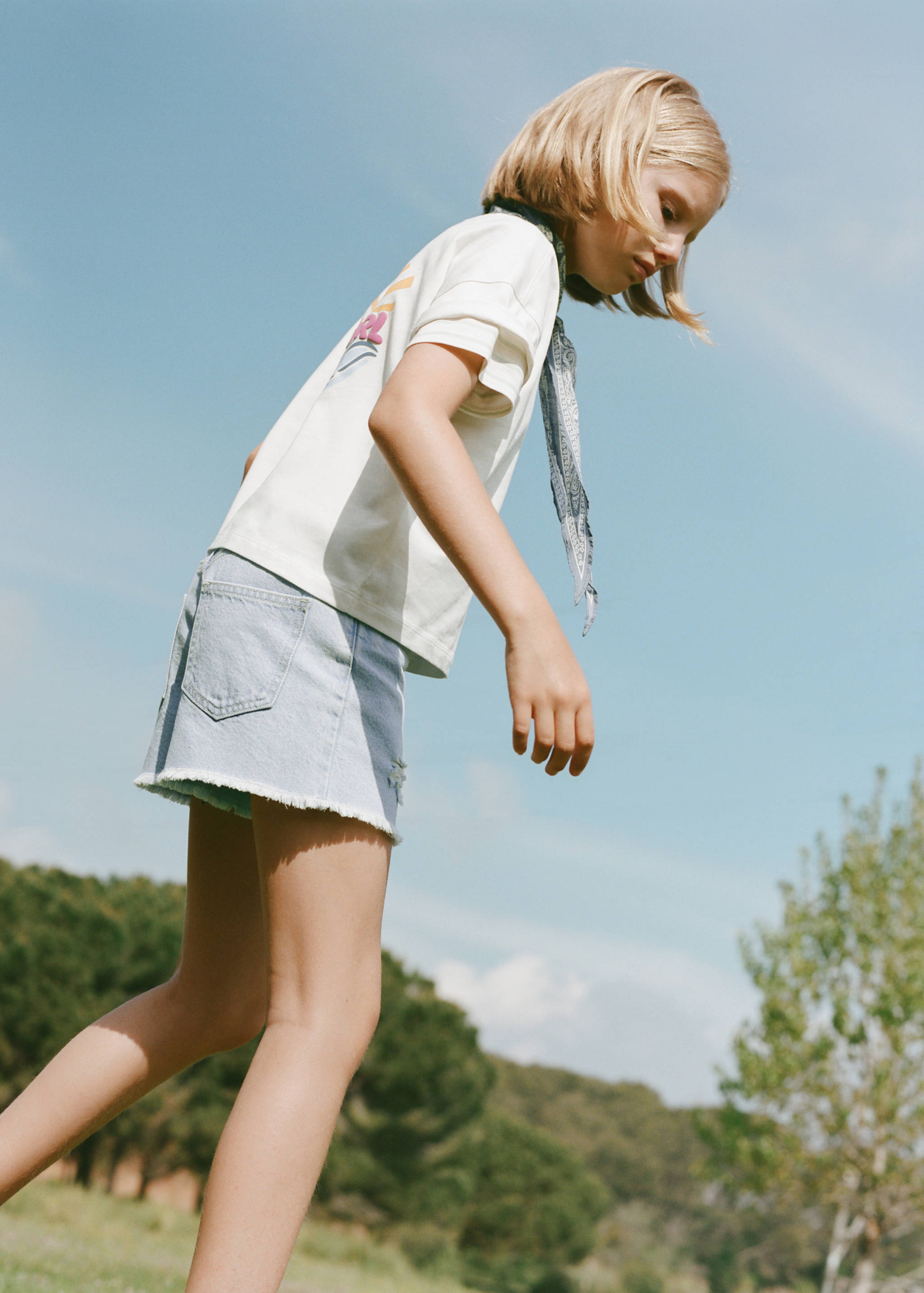 Denim shorts with frayed hem - Details of the article 5