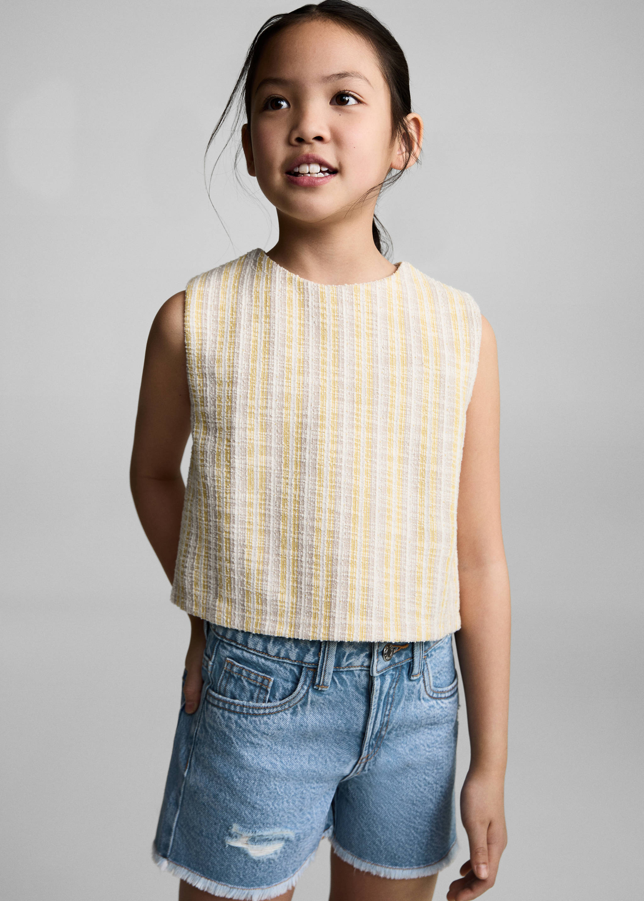 Denim shorts with frayed hem - Medium plane