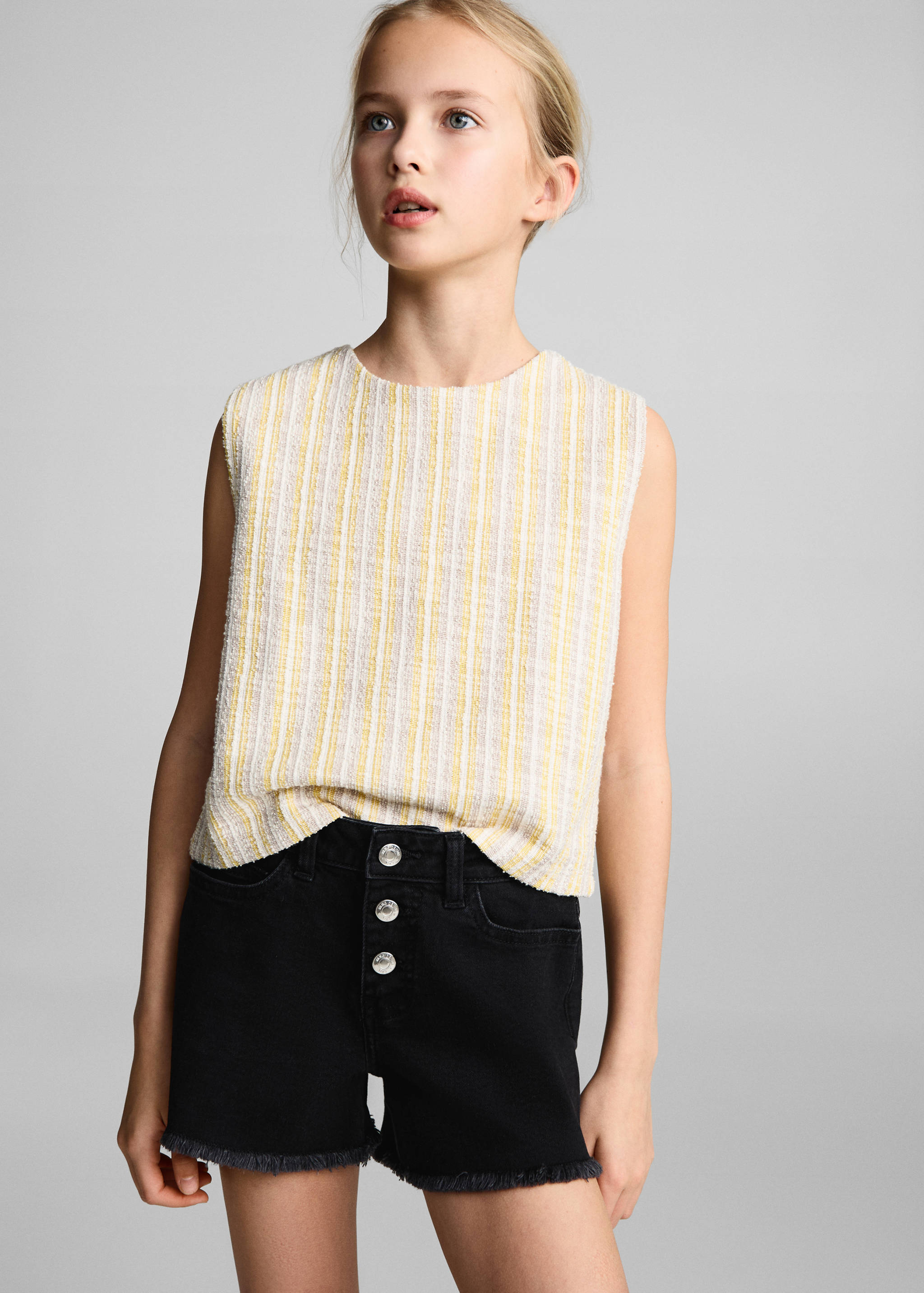 شورت دنيم بحاشية ممزقة - رؤية وسط