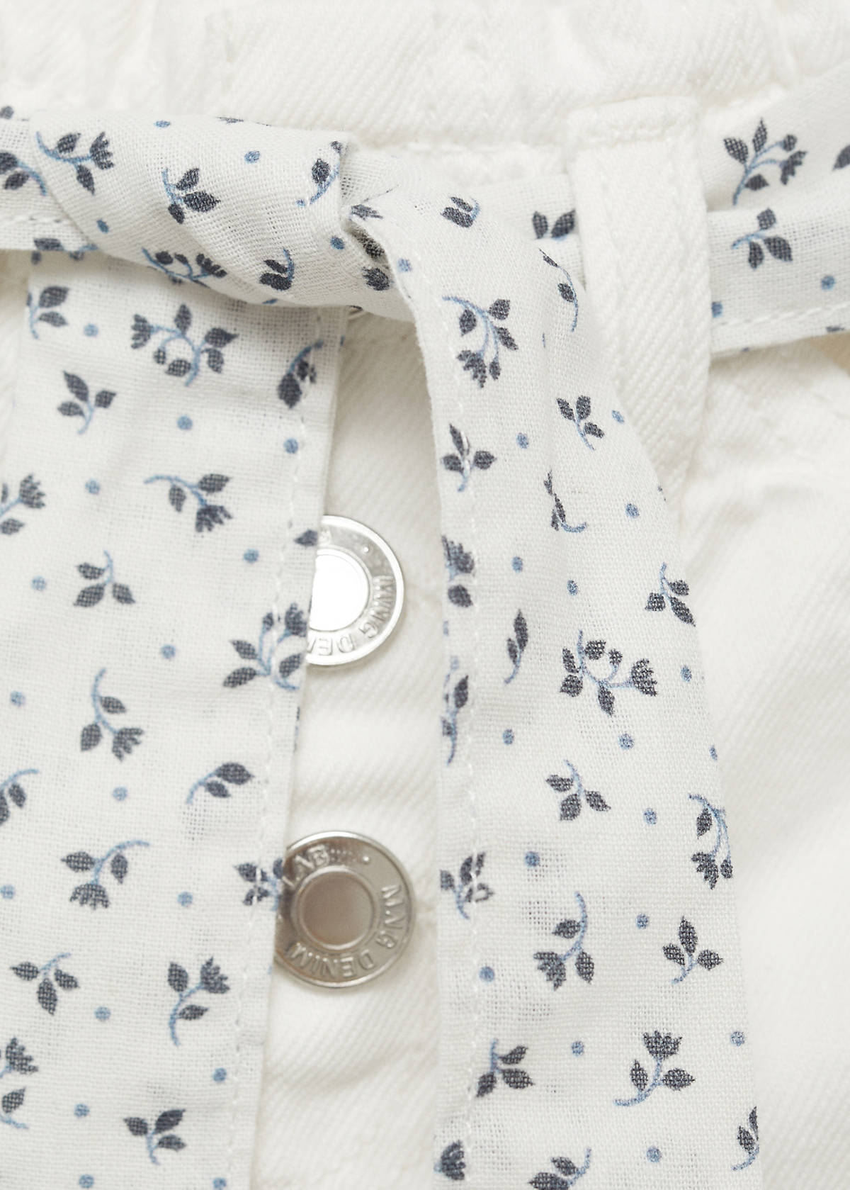 Denim shorts with belt — White