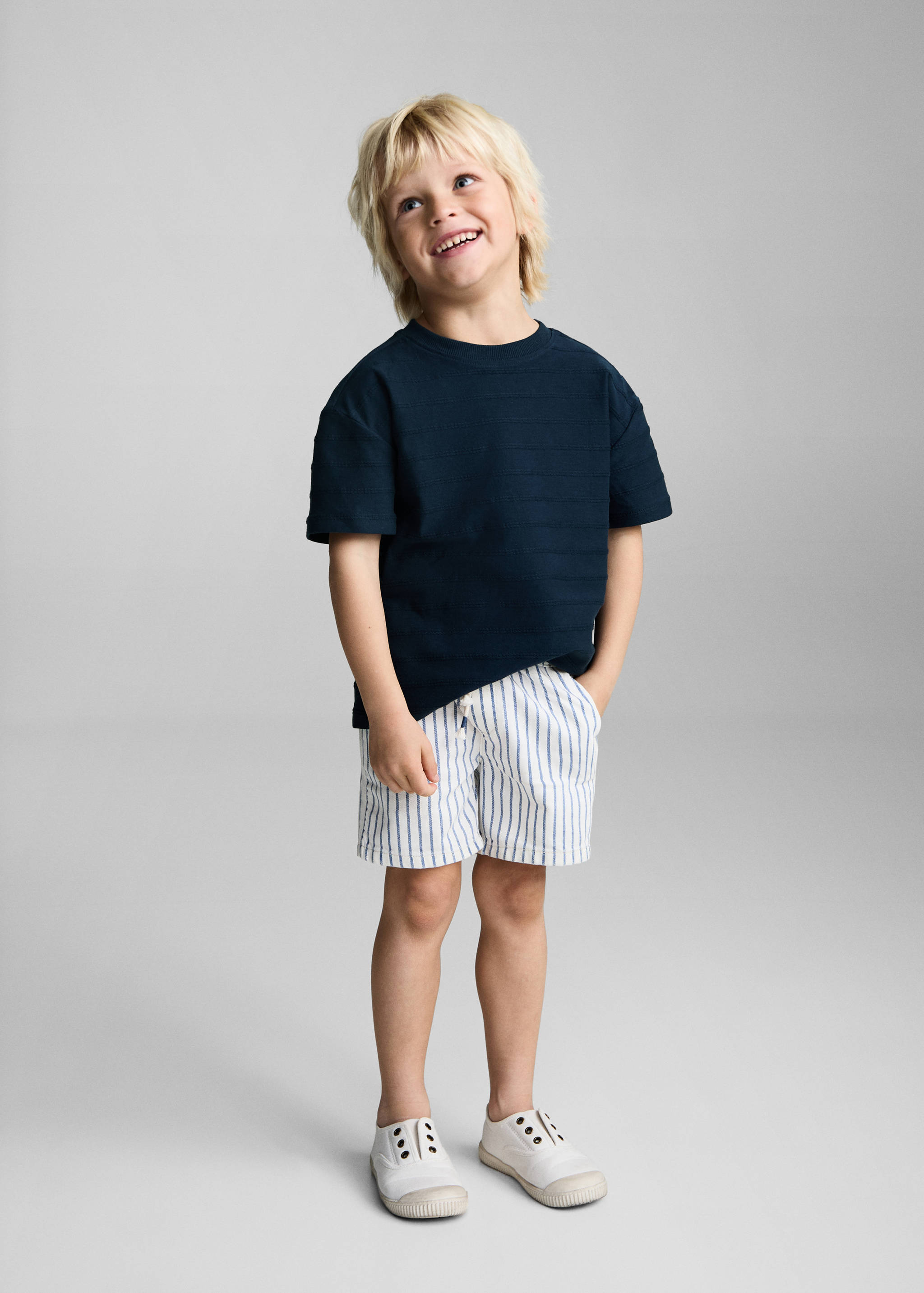 T-shirt algodão riscas relevo - Plano geral