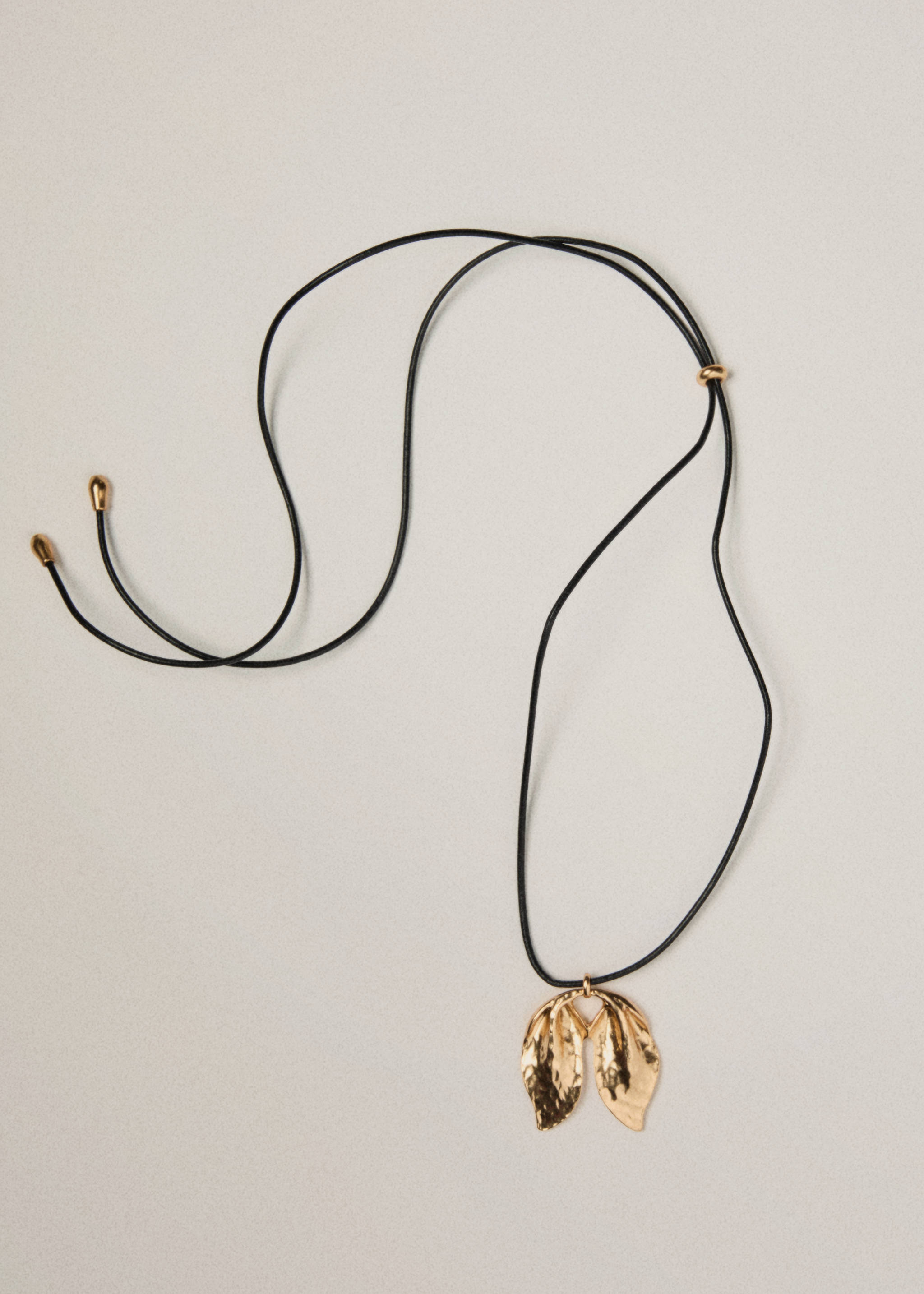 Textured-leaves pendant necklace - General plane