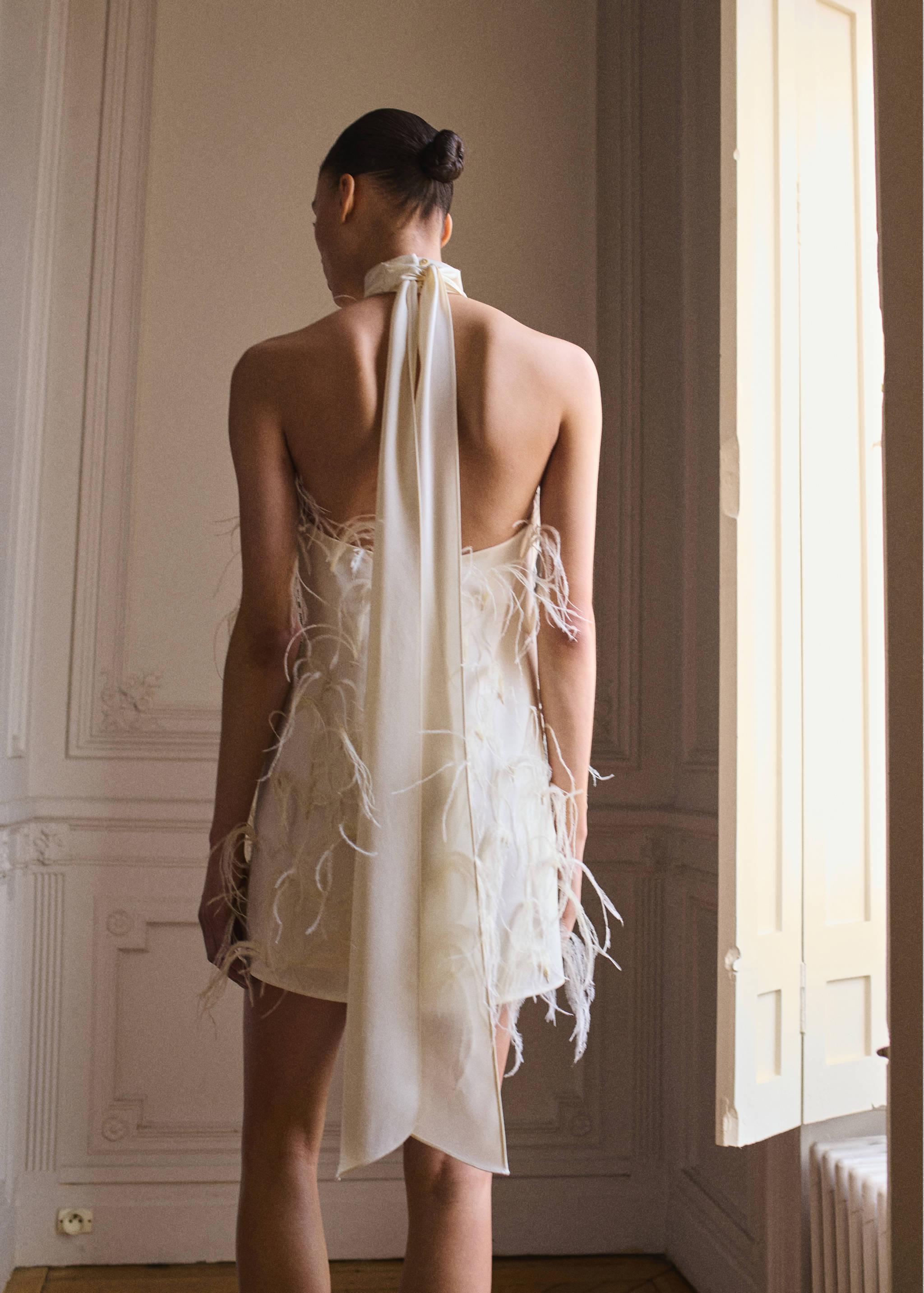 Halter dress with feather decoration - Reverse of the article