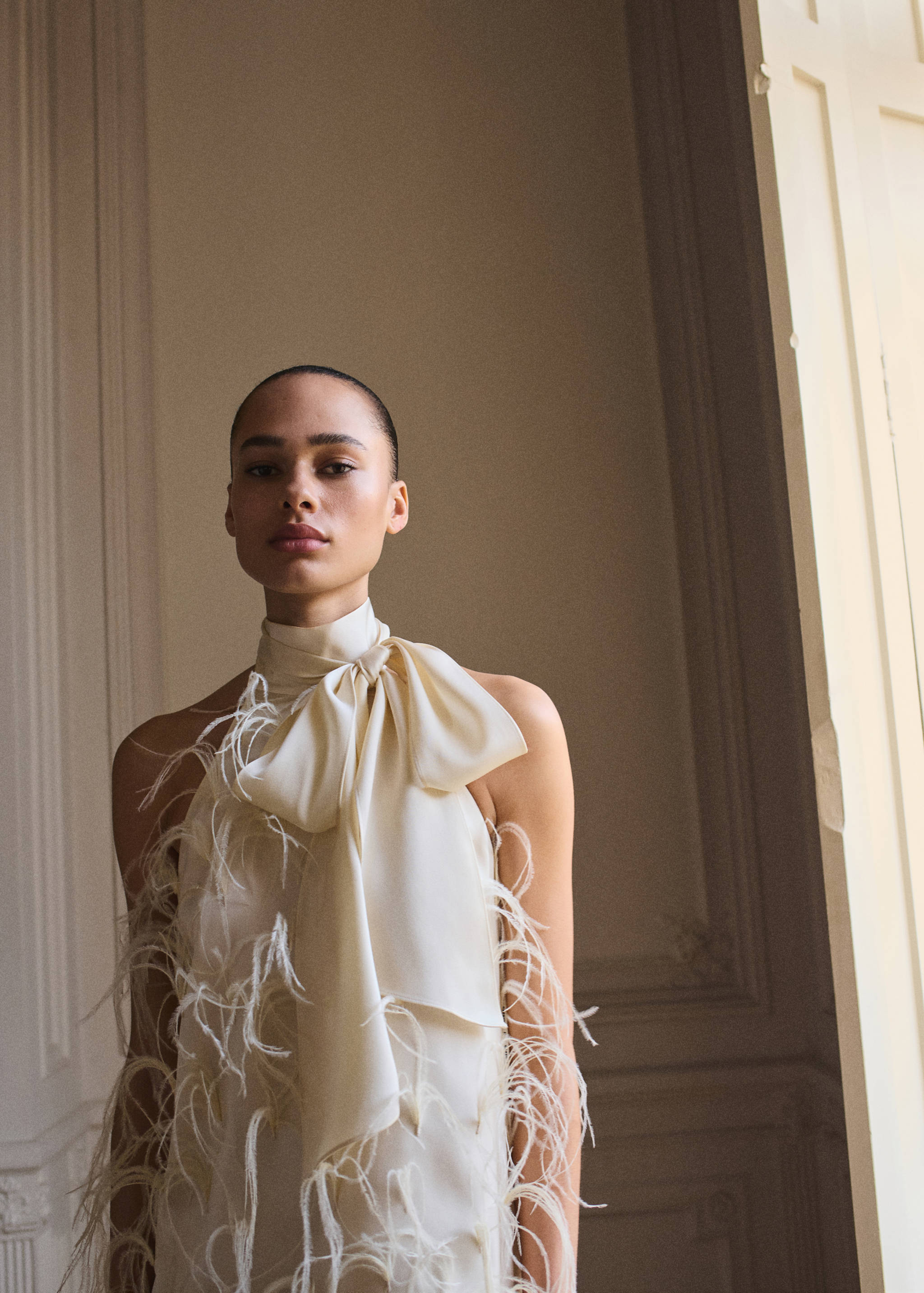 Halter dress with feather decoration - Details of the article 2