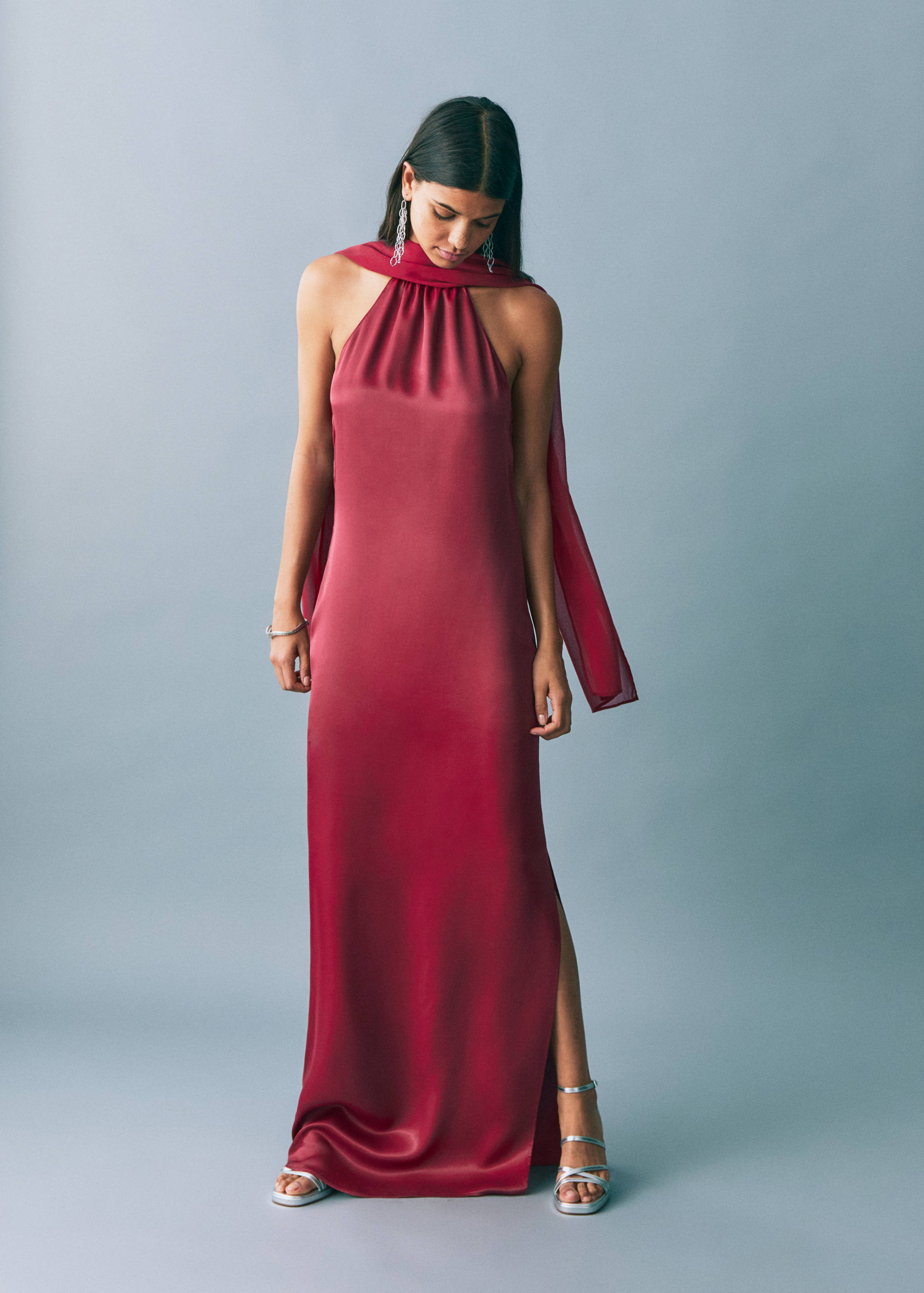 Vestido satinado cuello halter - Plano general