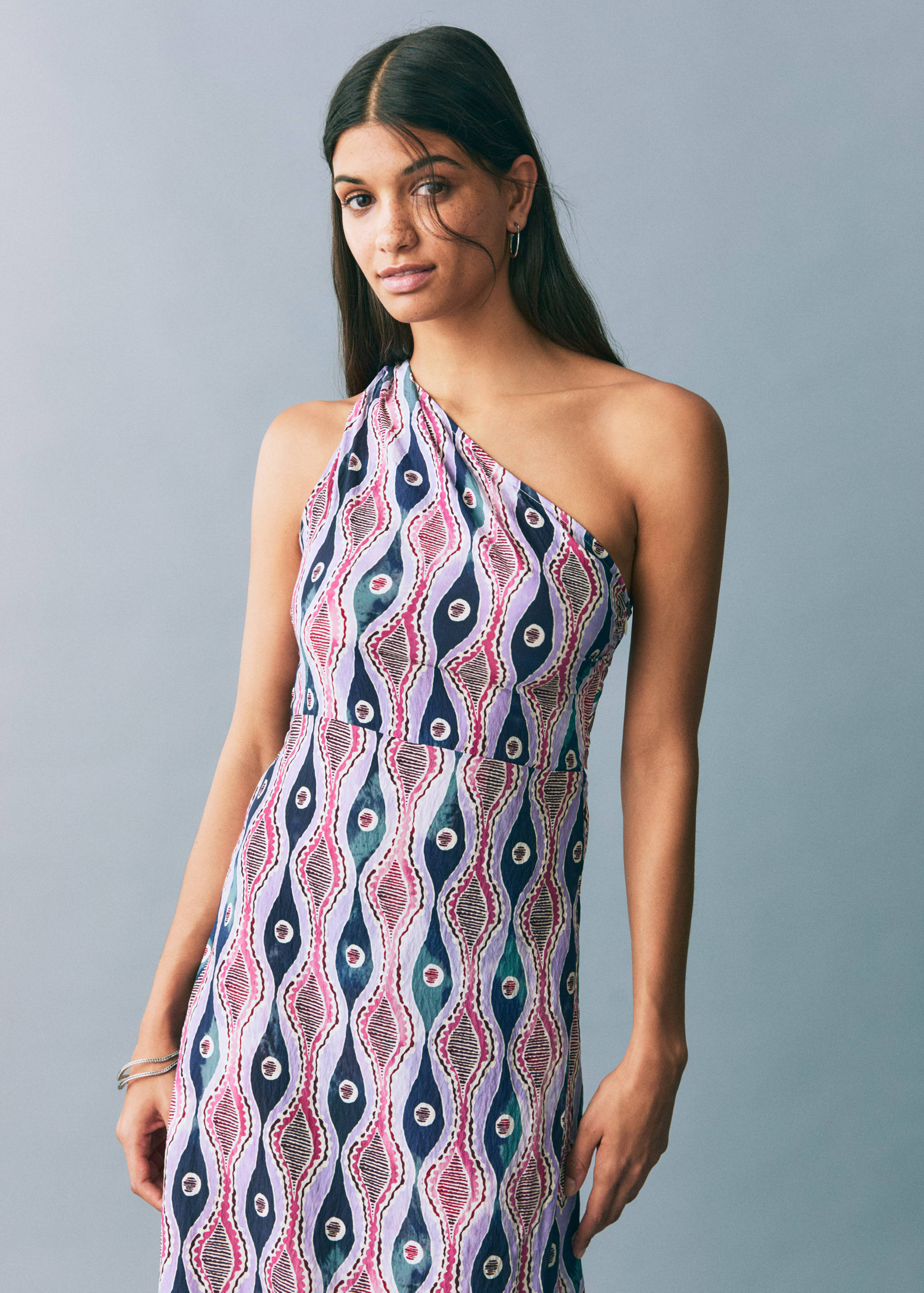 Vestido assimétrico estampado - Plano médio