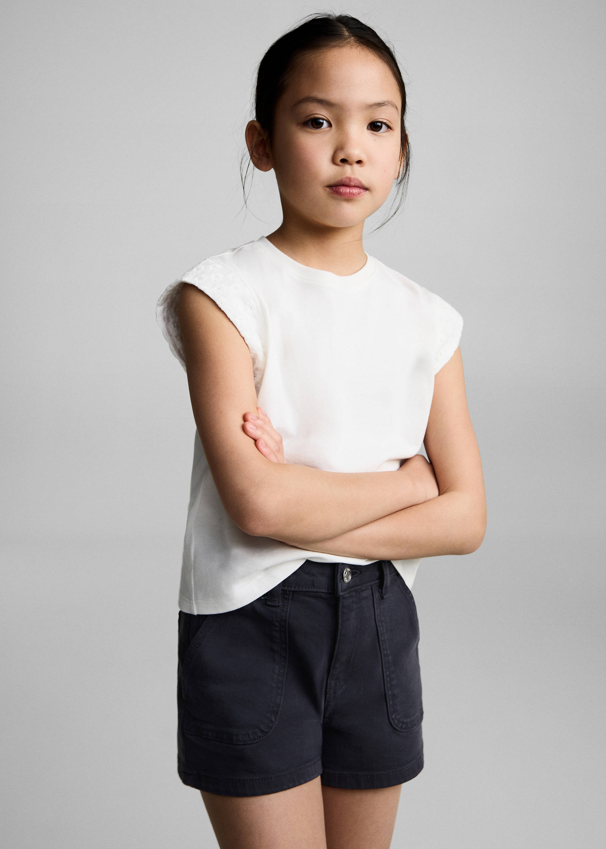 Прямі джинсові шорти - Середній план