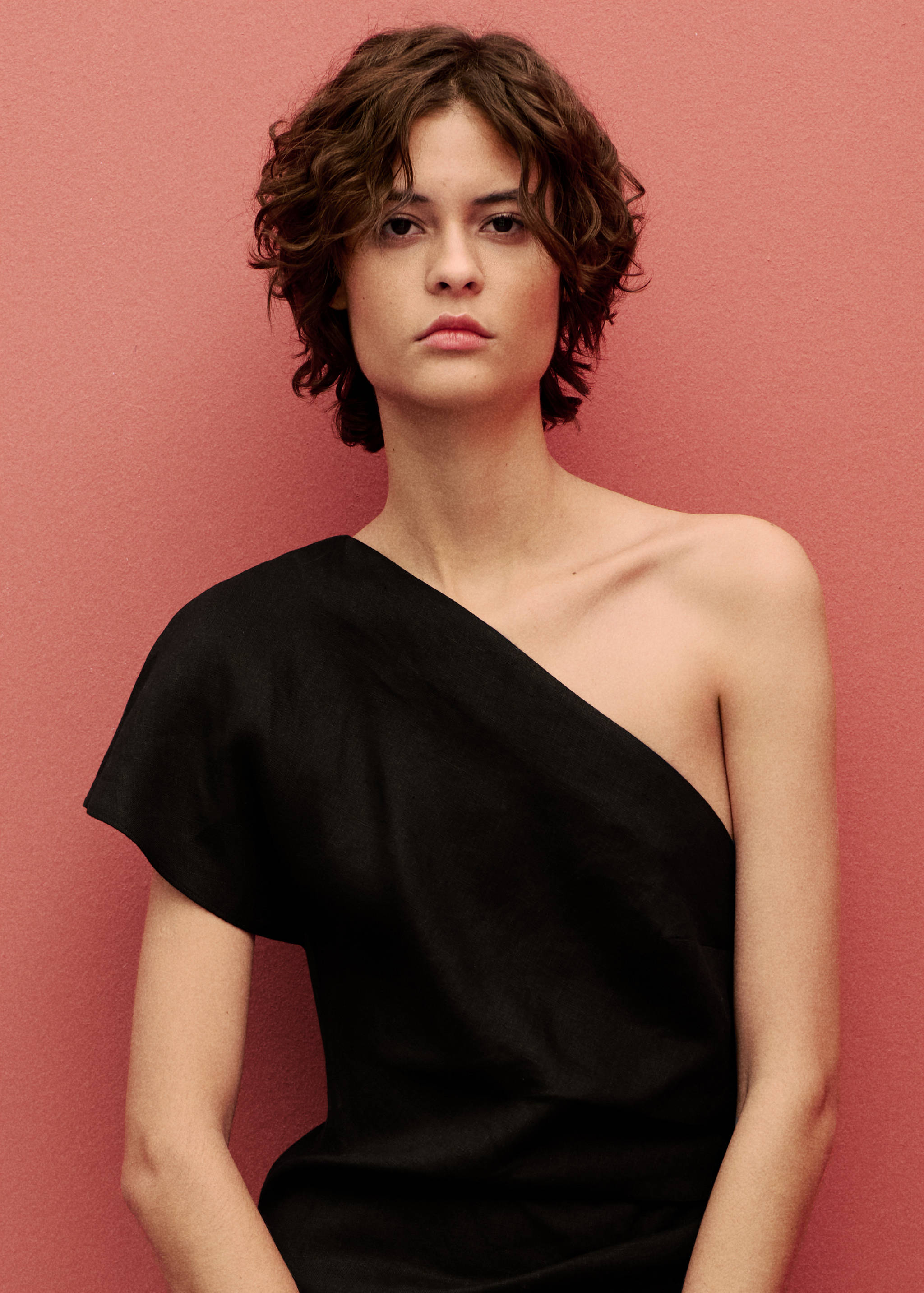 Robe lin asymétrique - Plan moyen