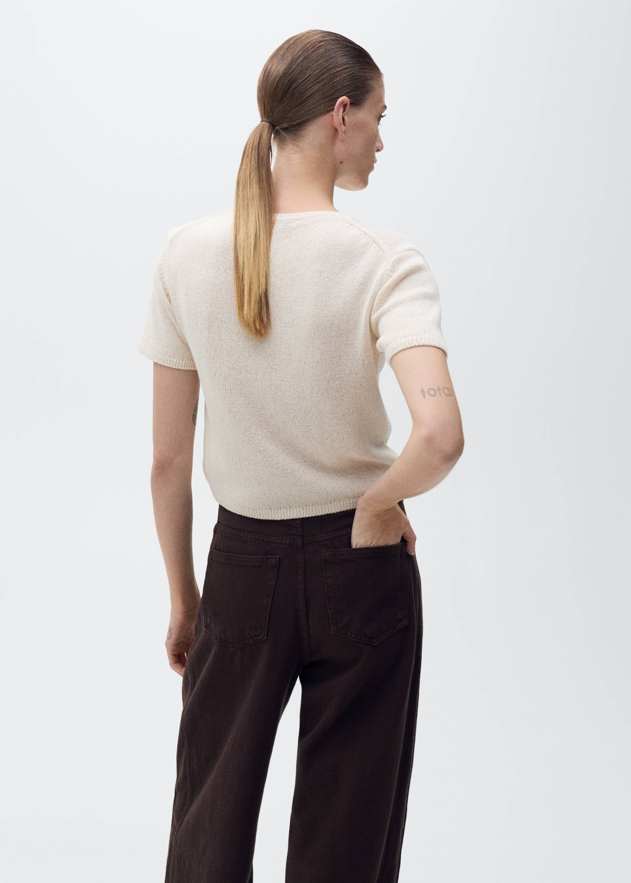 Sweter z dzianiny bawełnianej z krótkim rękawem - Tylna strona artykułu