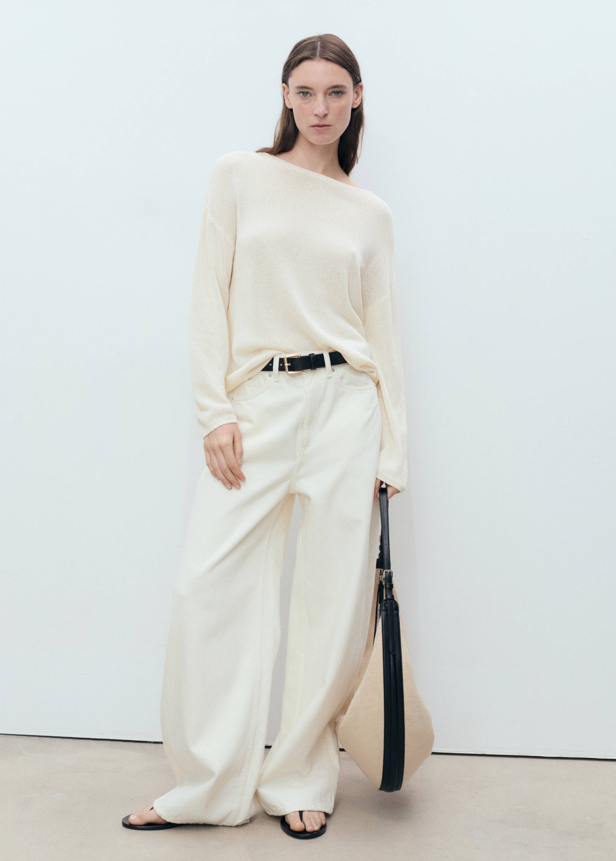 Sweter z dzianiny z dekoltem w łódkę - Plan ogólny