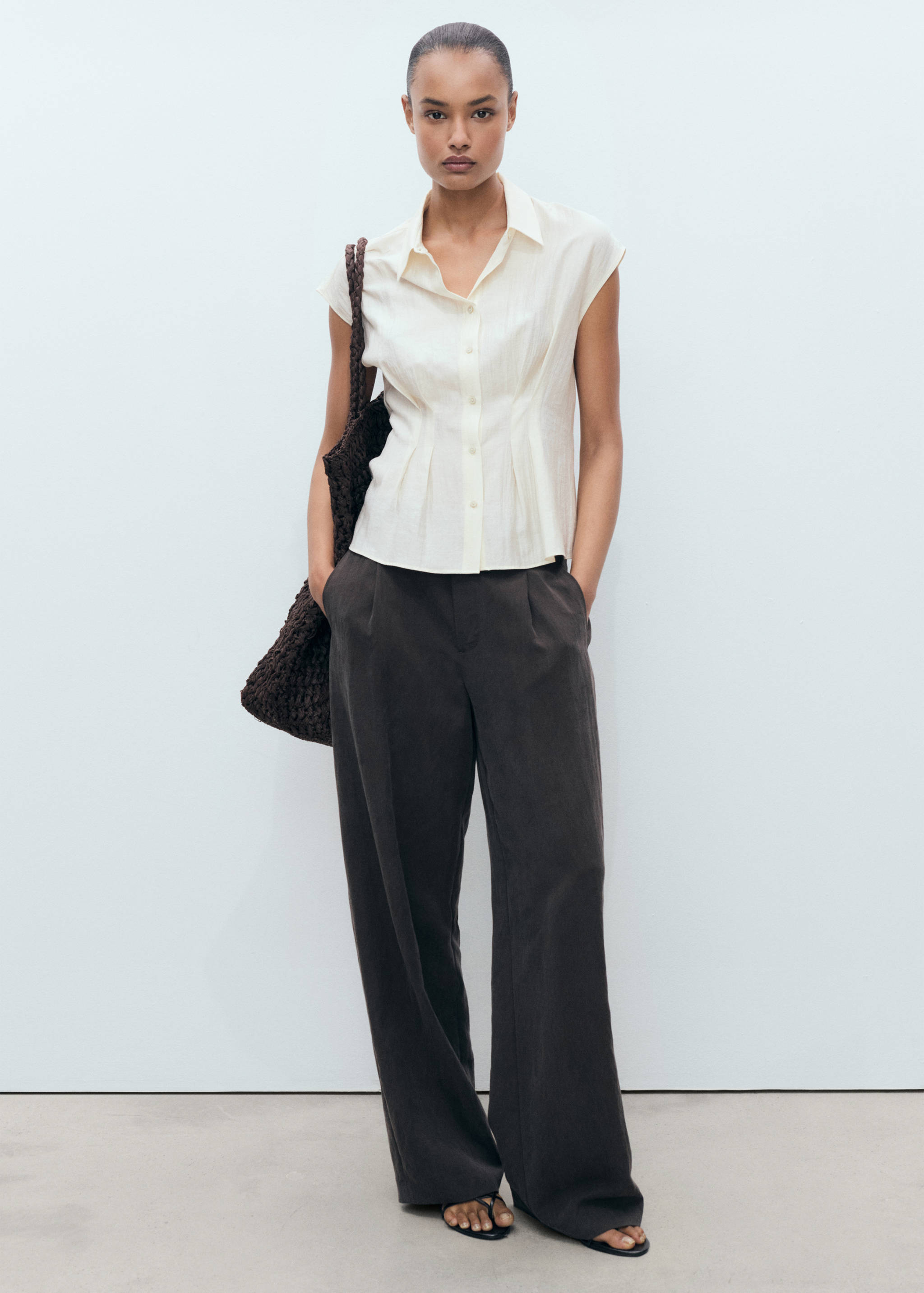 Cămașă cu mânecă scurtă și pense - Plan general