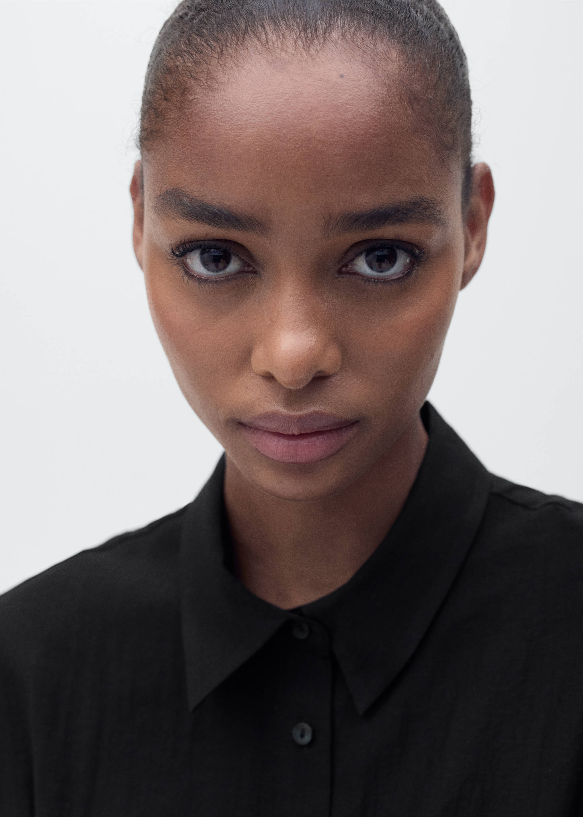 Short-sleeved pleated shirt - Details of the article 1, Black. Ref: 87027180-00.