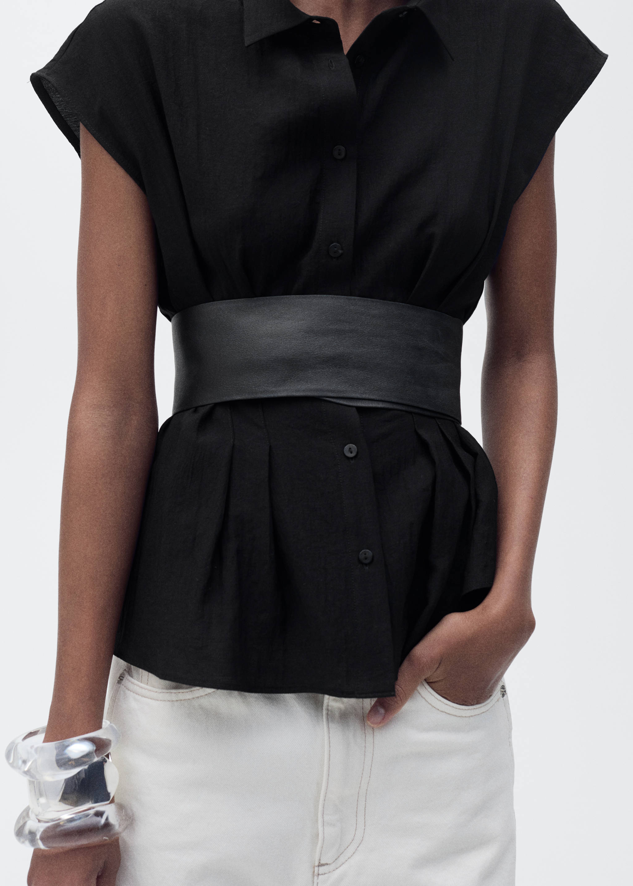 Short-sleeved pleated shirt - Details of the article 6