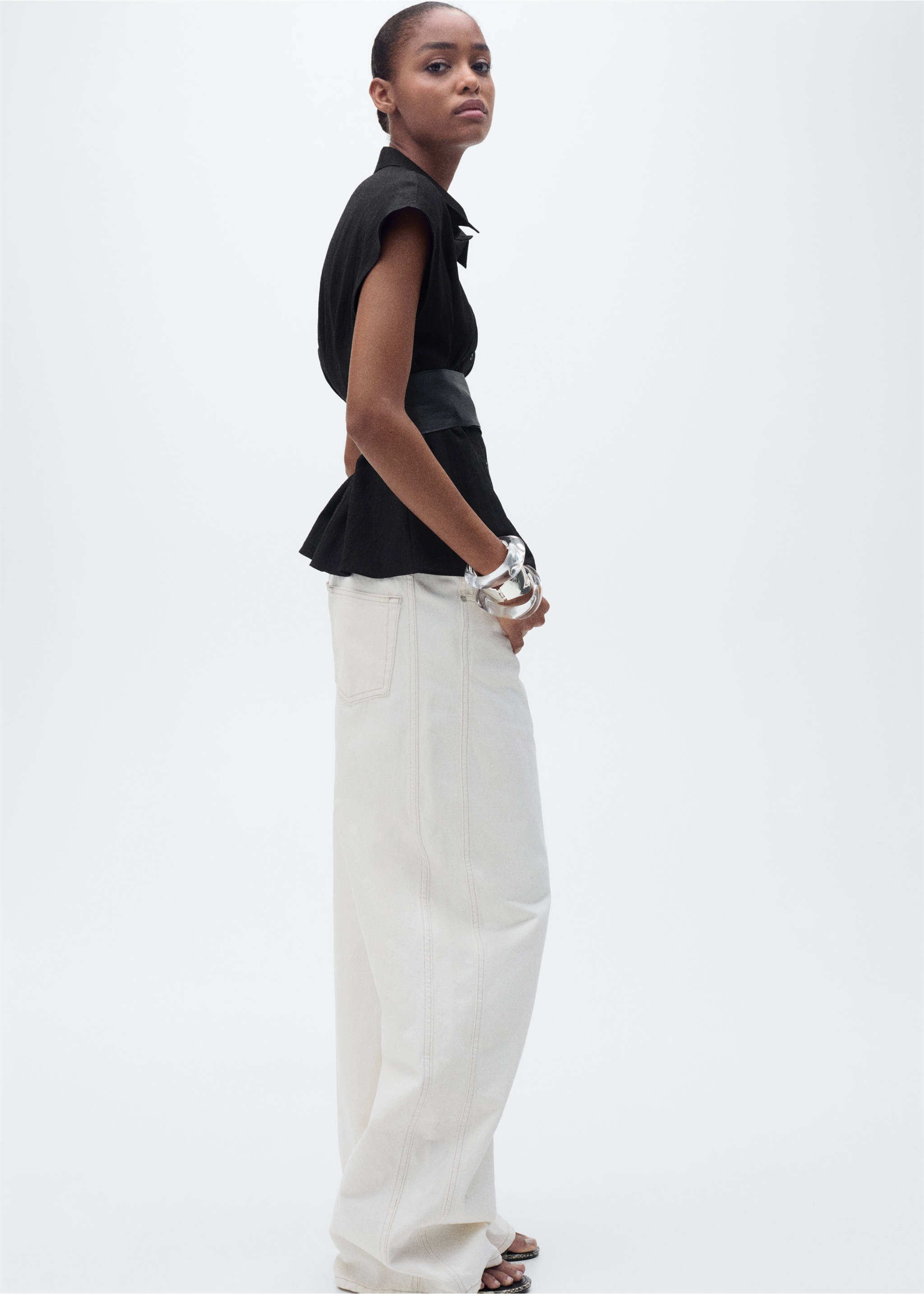 Short-sleeved pleated shirt - Details of the article 2, Black. Ref: 87027180-00.