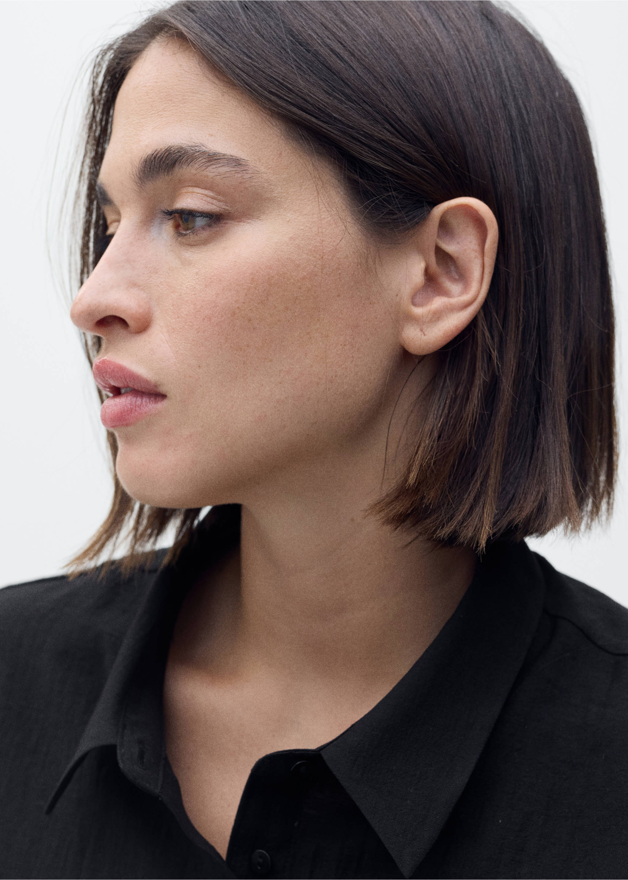 Short-sleeved pleated shirt - Details of the article 4, Black. Ref: 87027180-00.