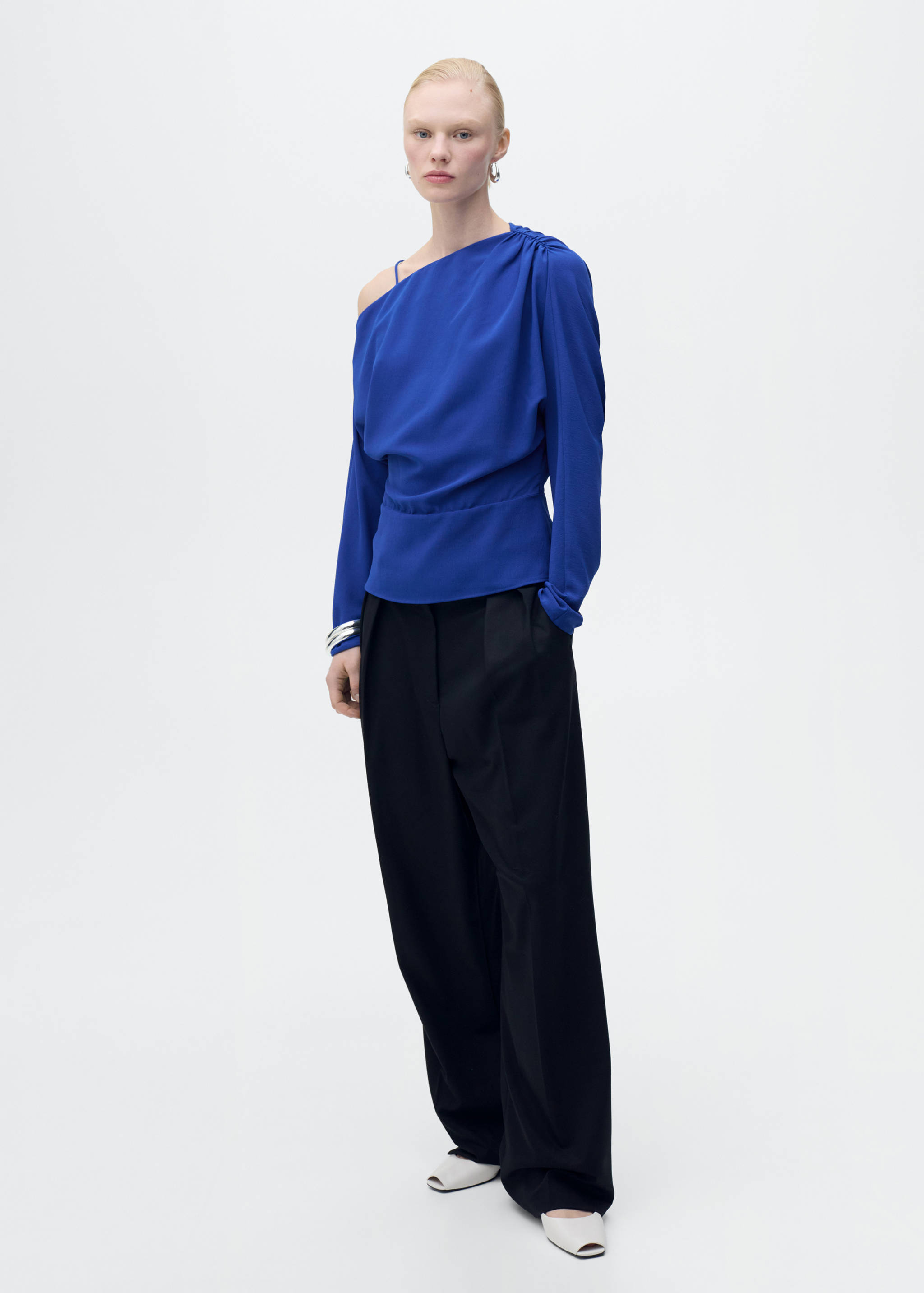 Asymmetrical gathered blouse - General plane