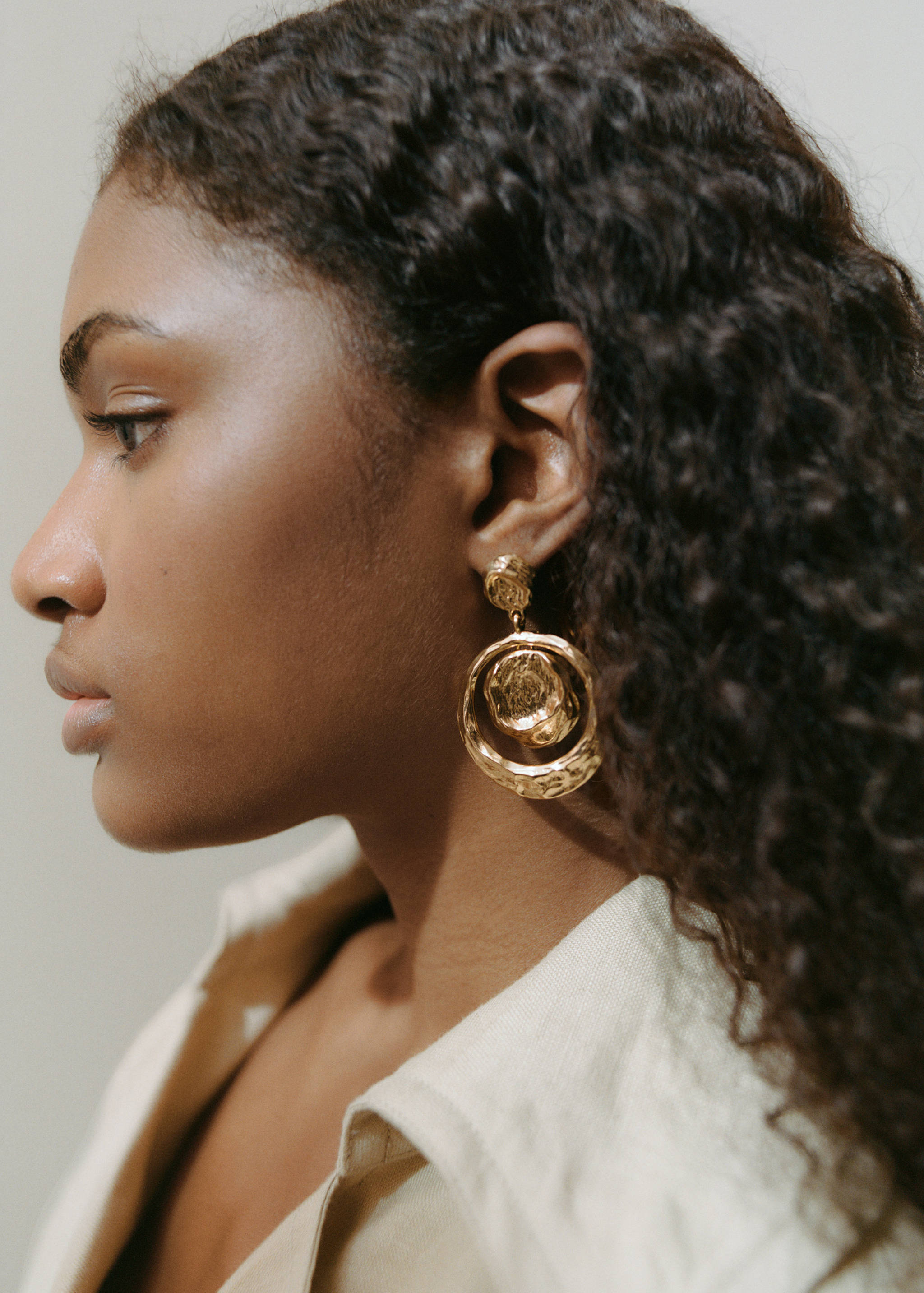 Hanging earrings with circular design - General plane