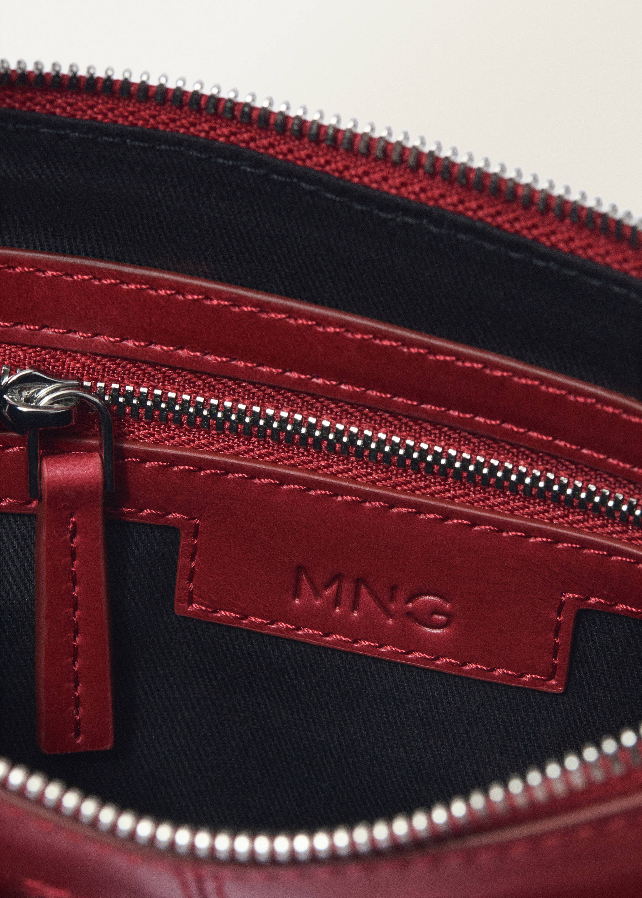 Schultertasche aus Leder mit gerafften Taschen - Detail des Artikels 3
