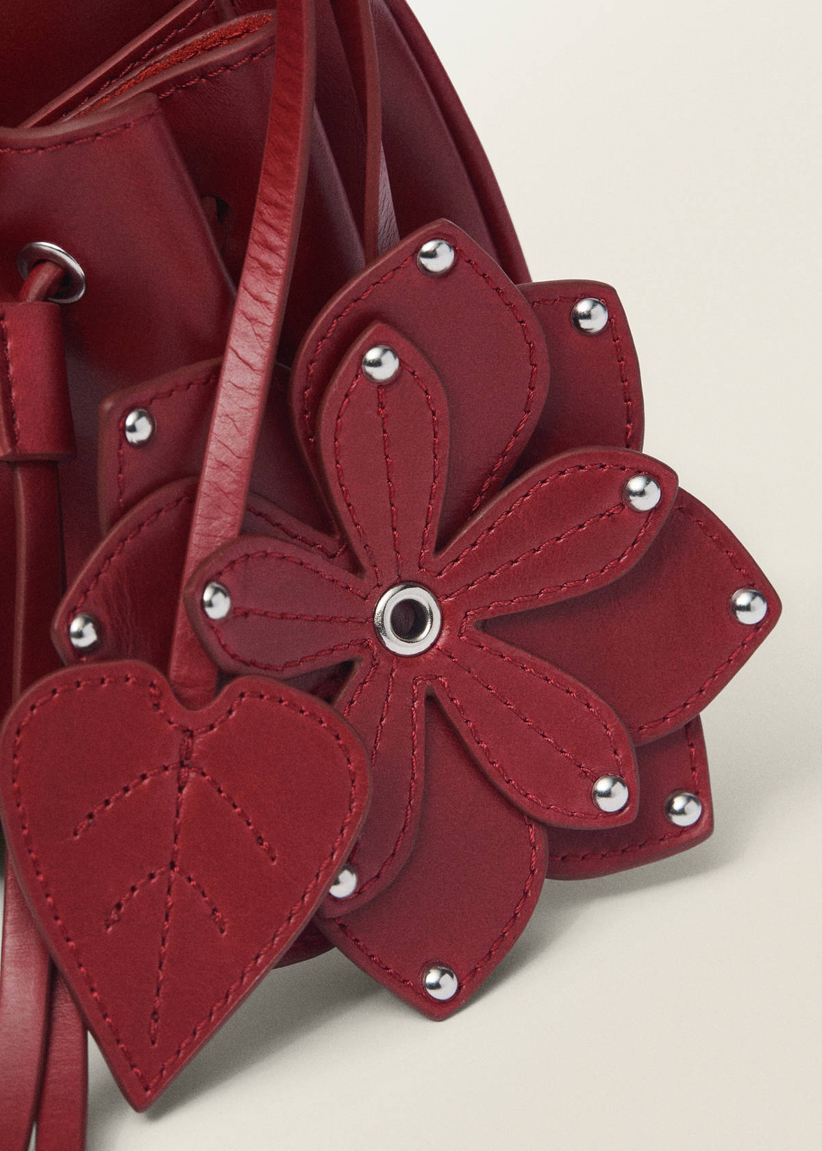 Leather shoulder bag with gathered pockets — Red