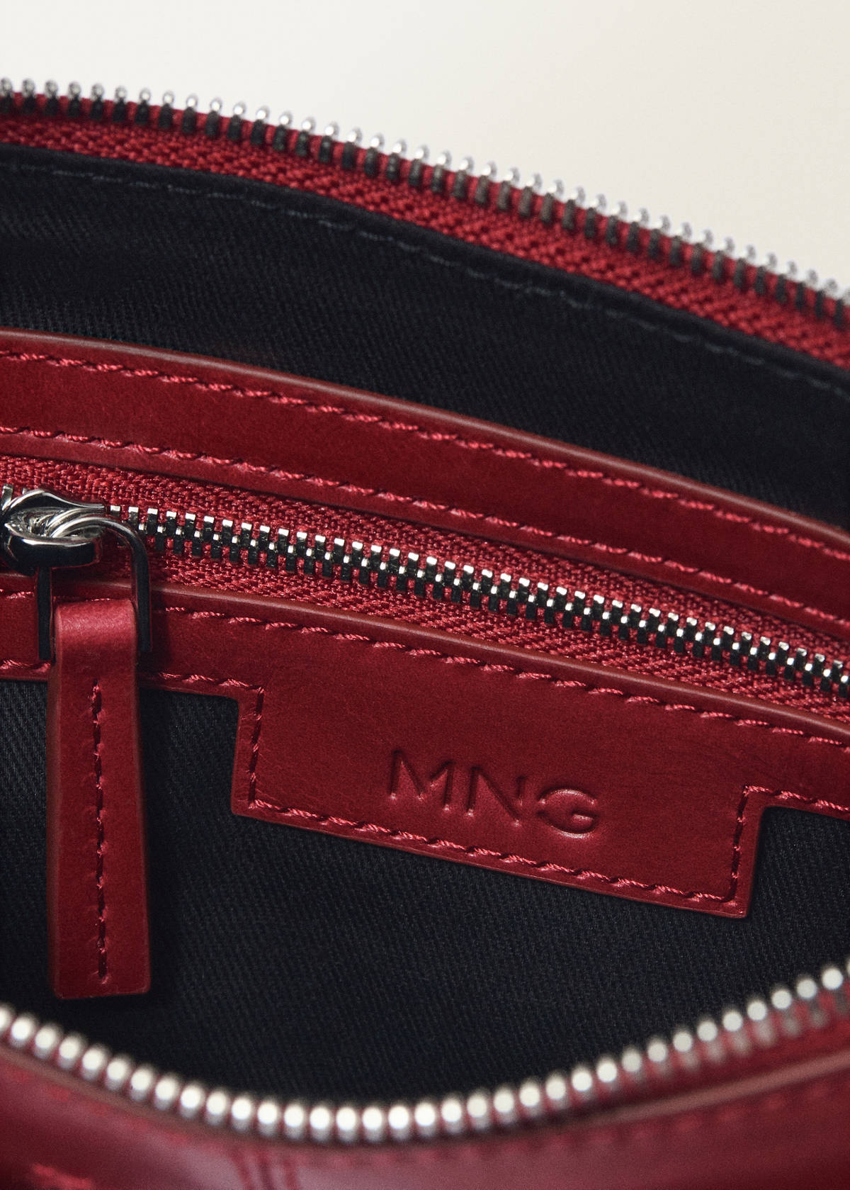 Leather shoulder bag with gathered pockets — Red