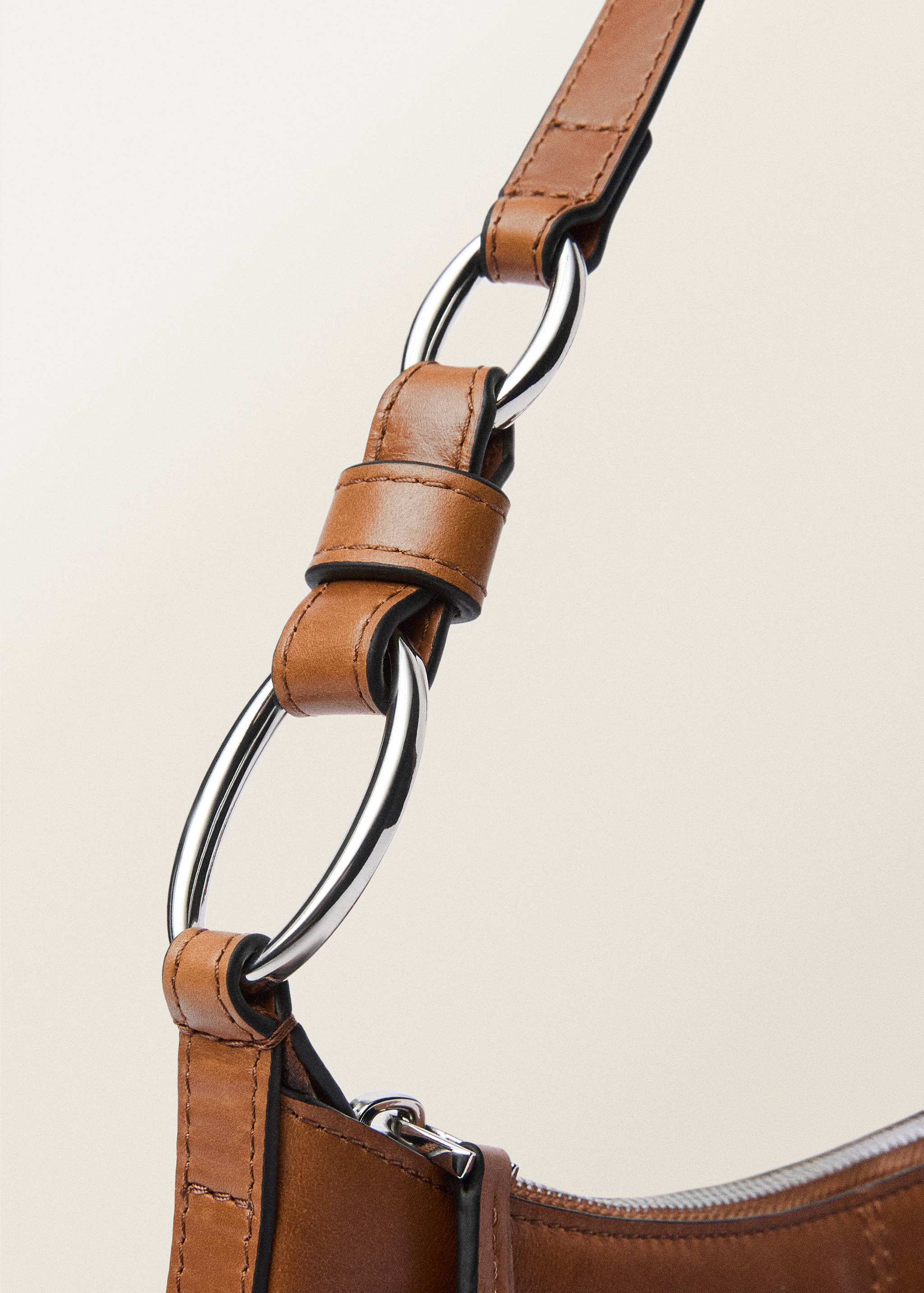 Schultertasche aus Leder mit gerafften Taschen - Detail des Artikels 1