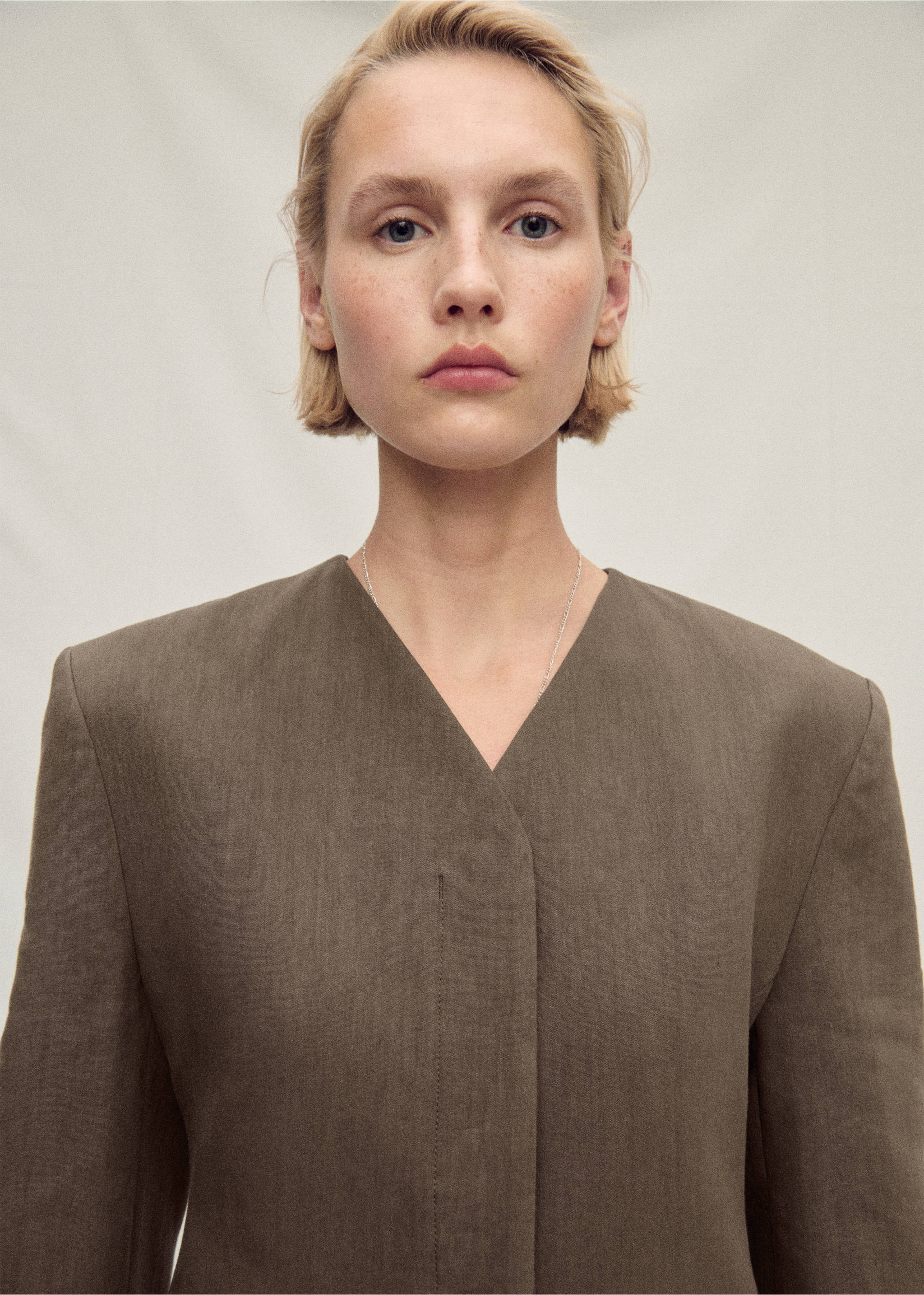 Veste tailleur lin sans manches - Détail de l'article 1, Kaki. Ref: 87027718-00.