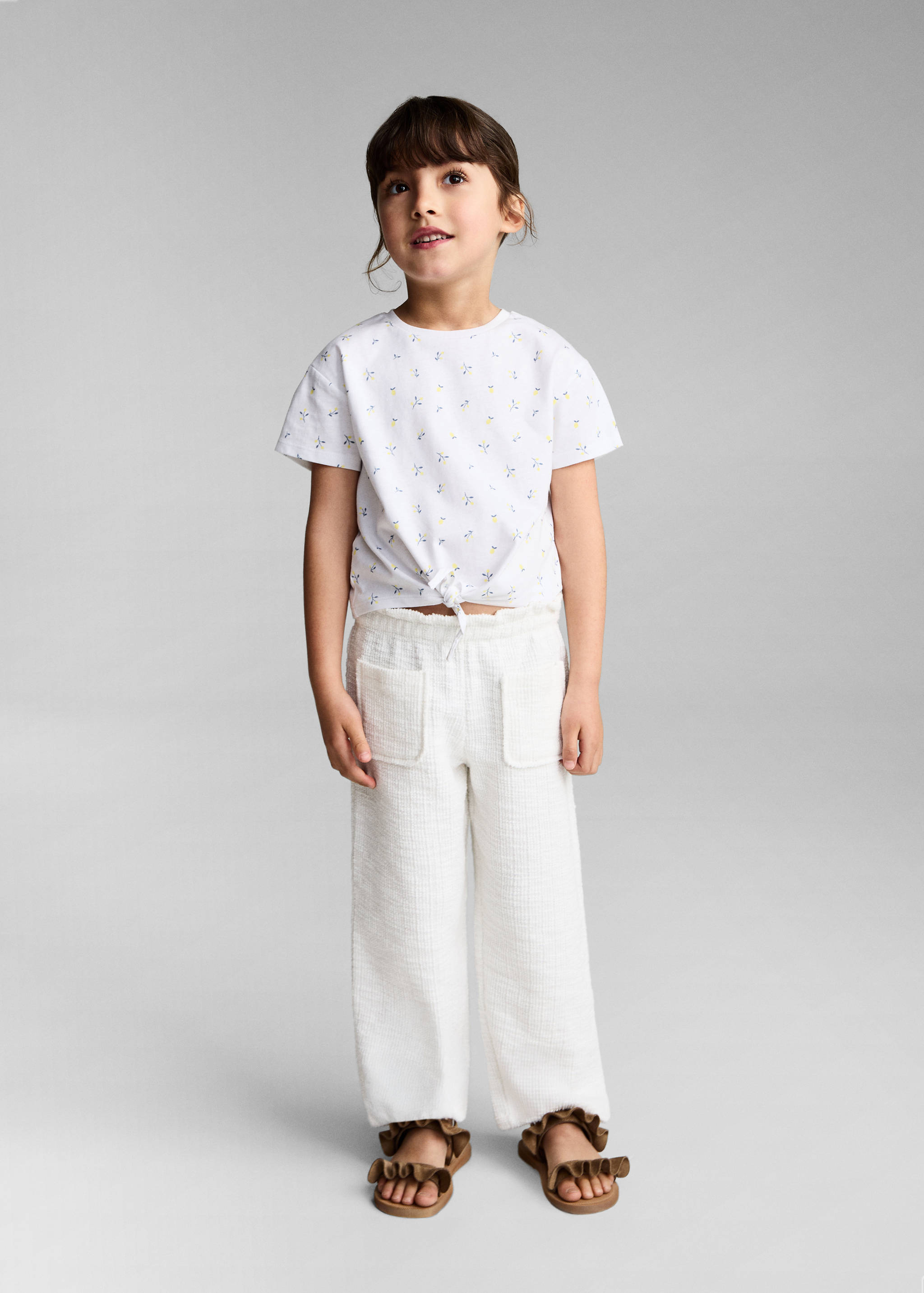 T-shirt estampada com nó - Plano geral