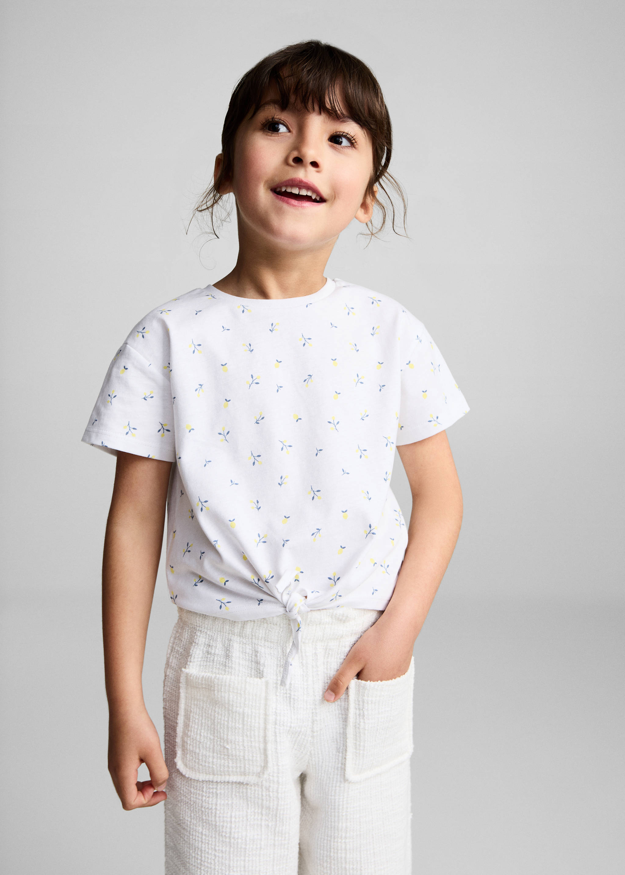 T-shirt estampada com nó - Plano médio