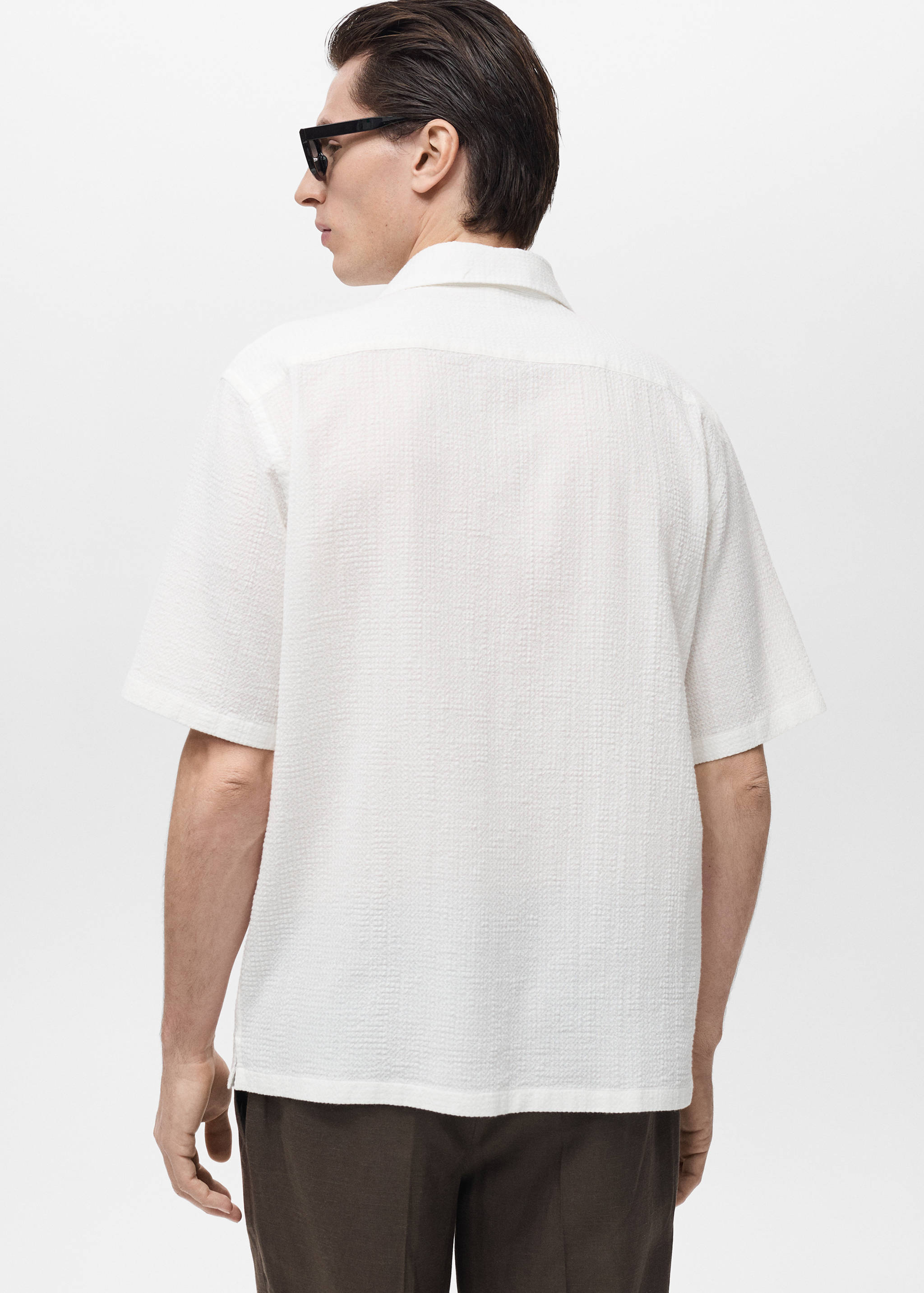 Camisa de anarruga com gola bowling - Verso do artigo