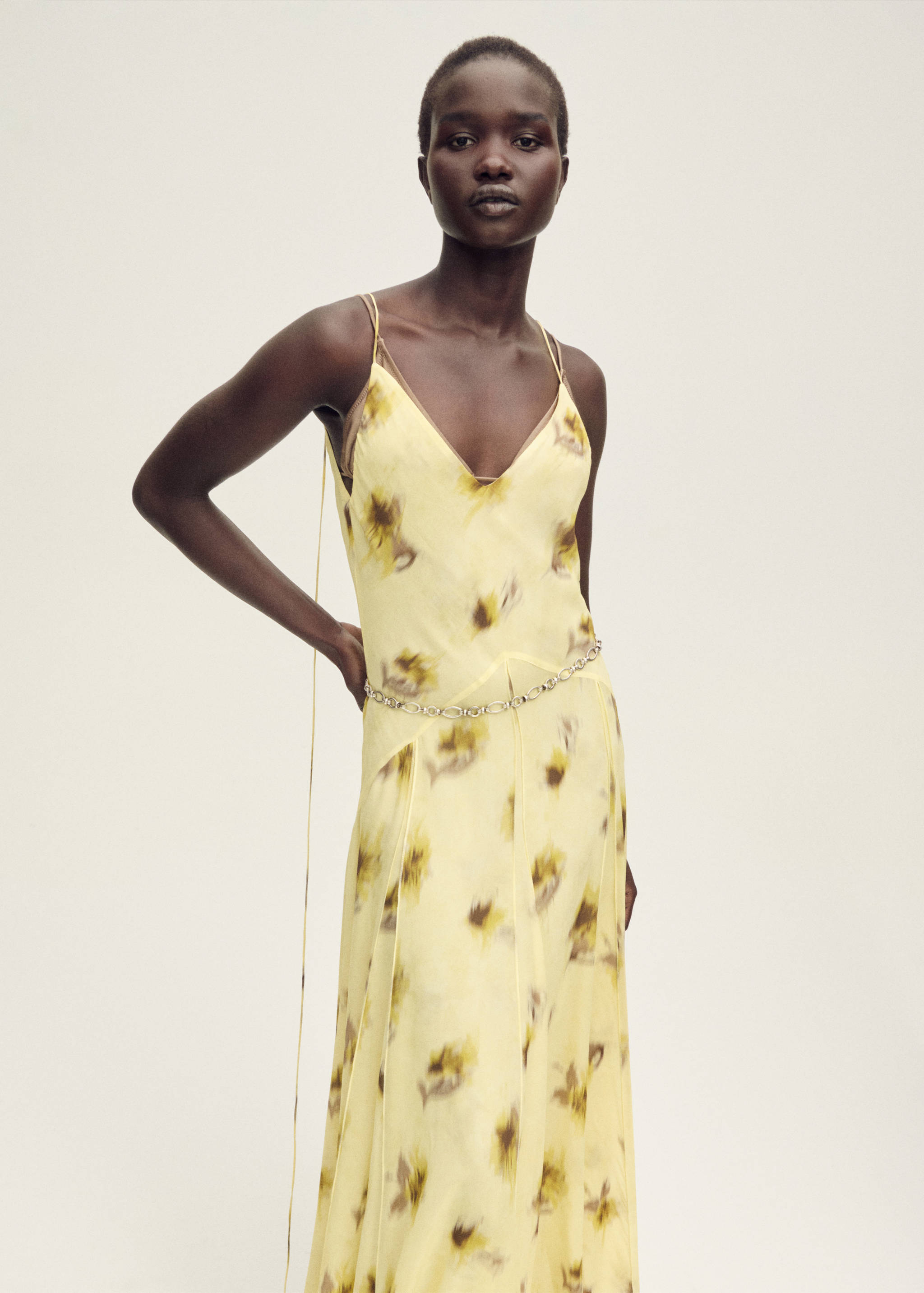 Robe longue en imprimé fleuri - Plan moyen