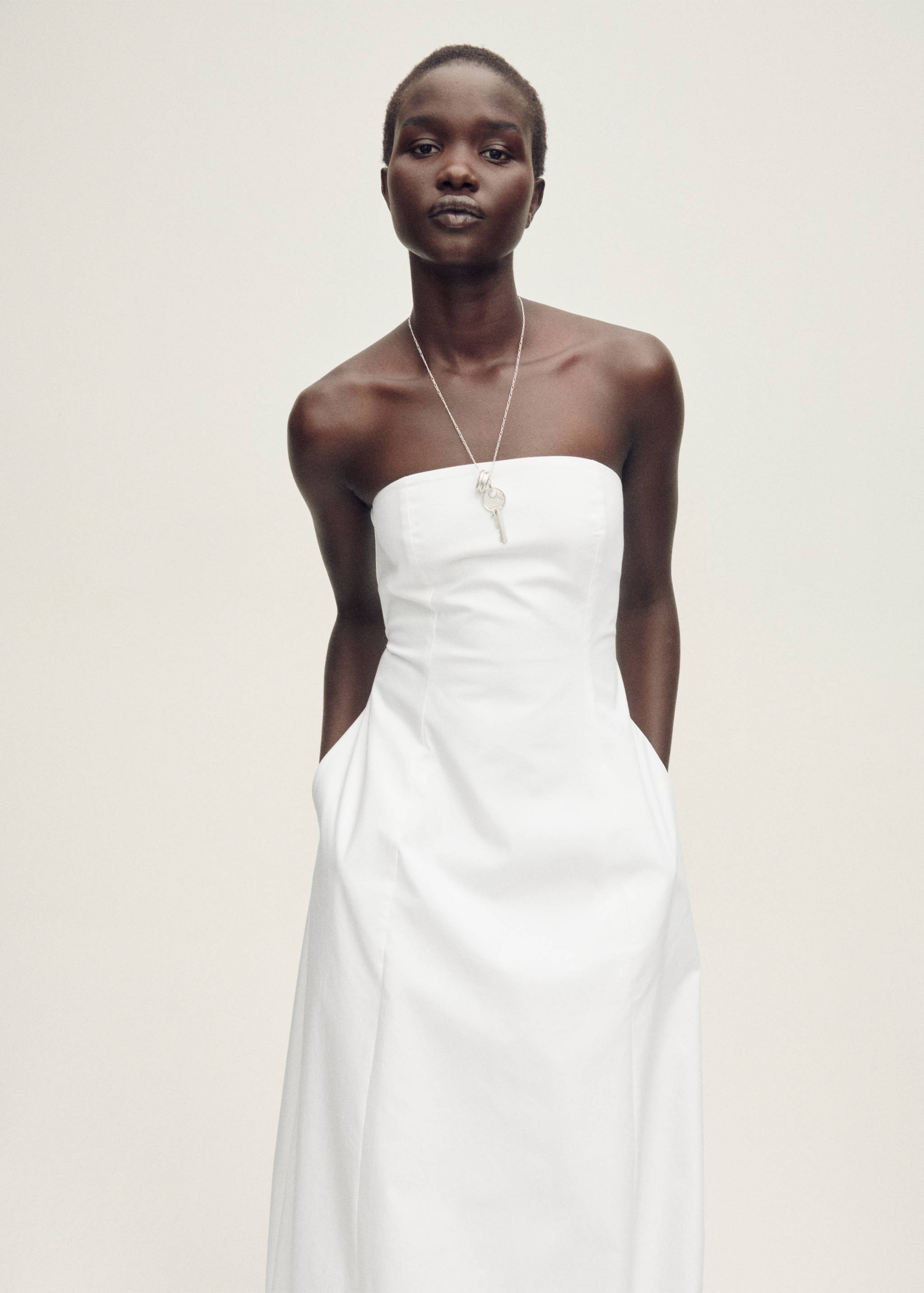 Robe bustier bas bouffant - Plan moyen